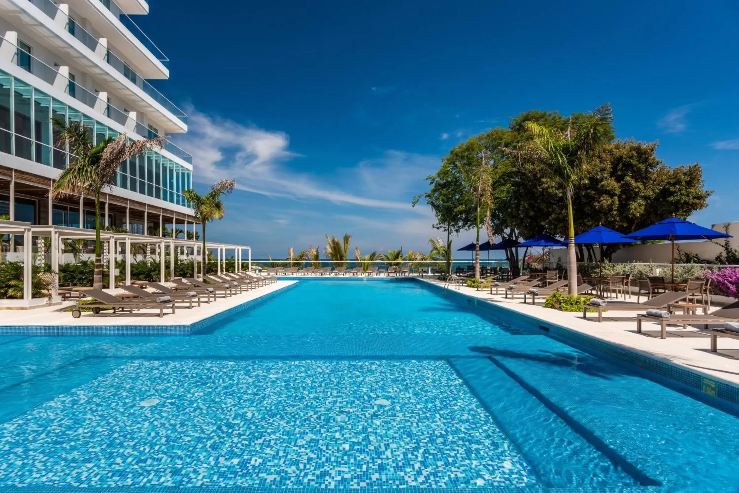 Swimming Pool in Santa Marta Marriott Resort Playa Dormida