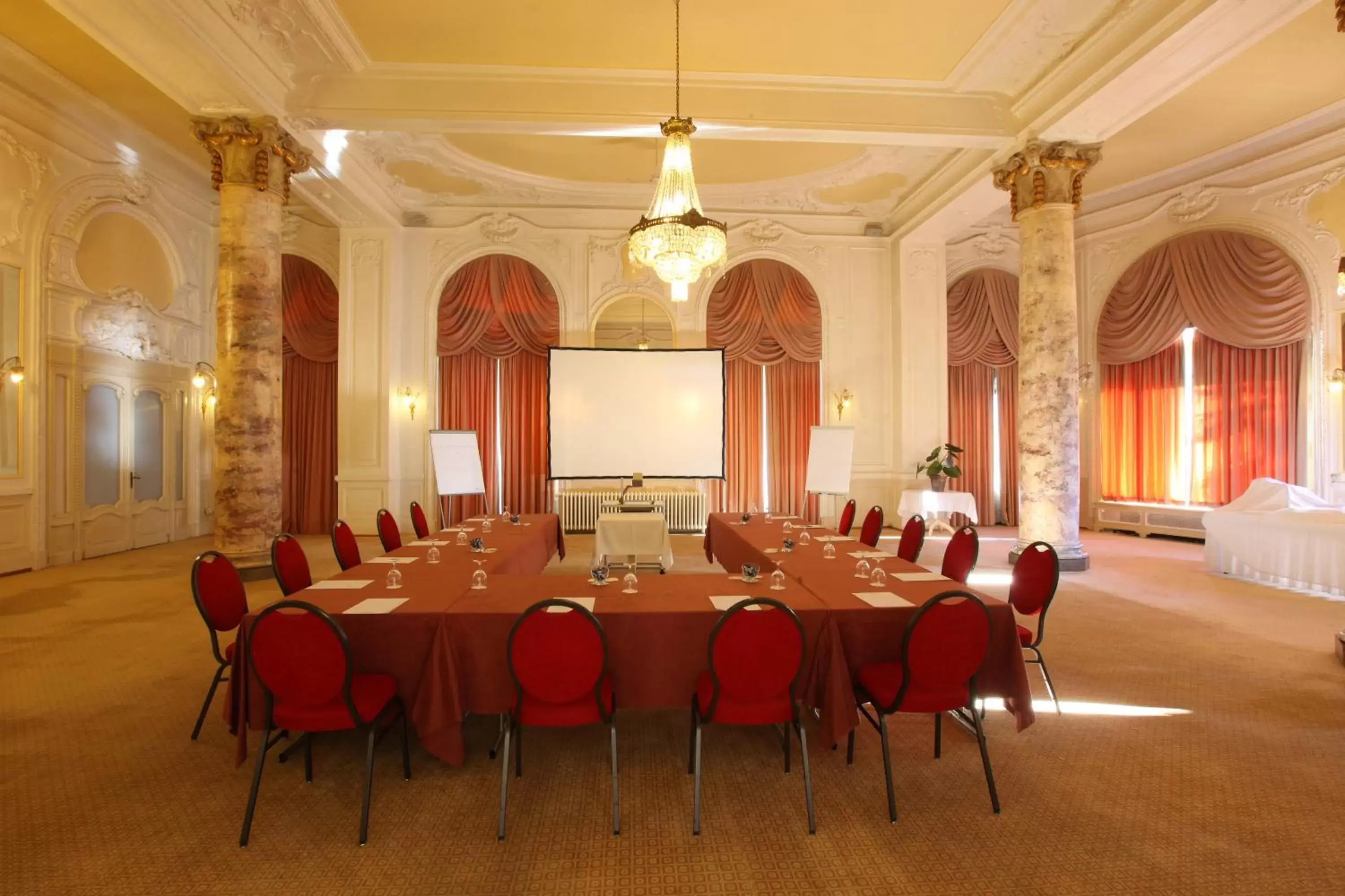 Business facilities in Hôtel du Grand Lac Excelsior