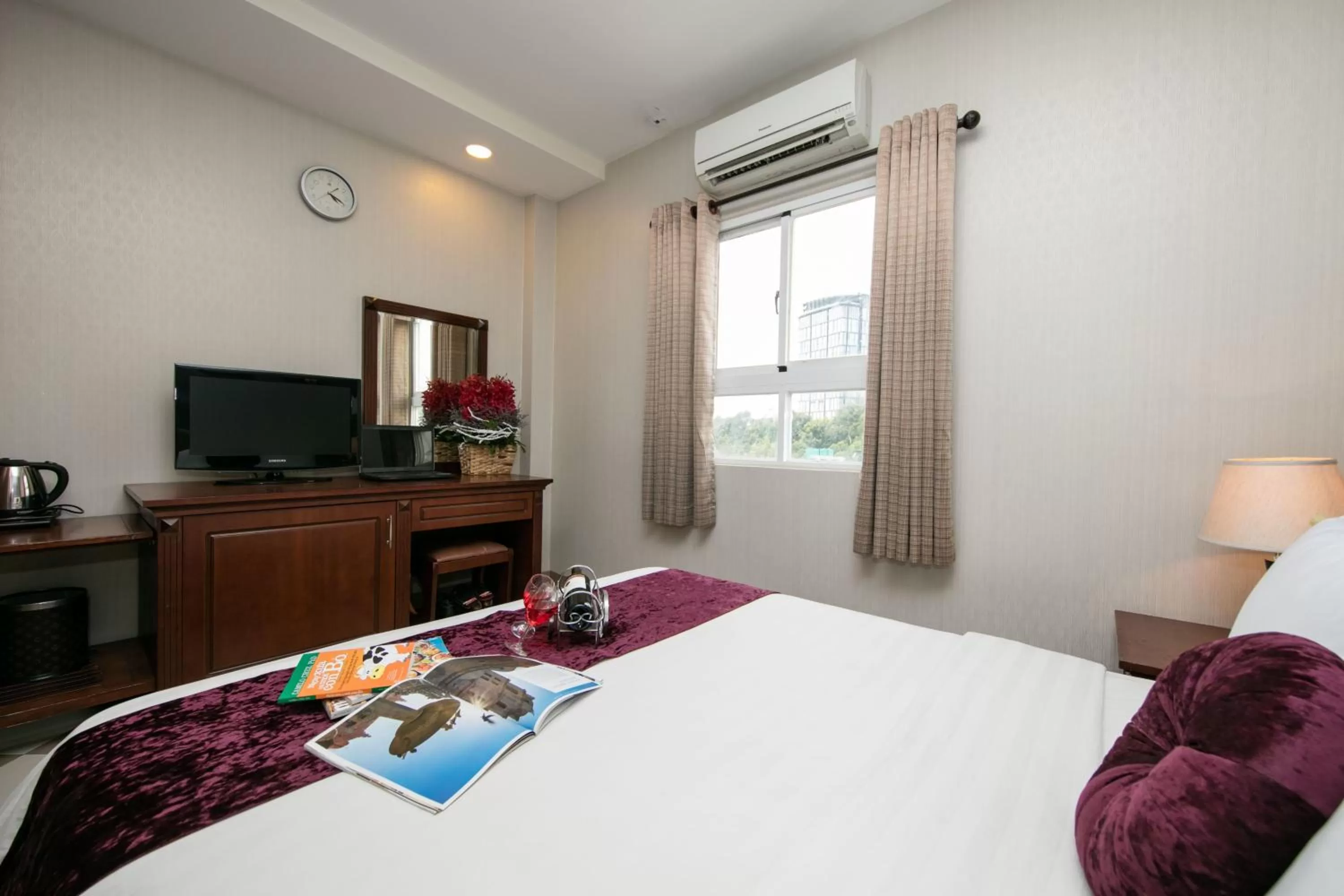 Photo of the whole room, Bed in Quy Hung Hotel Central