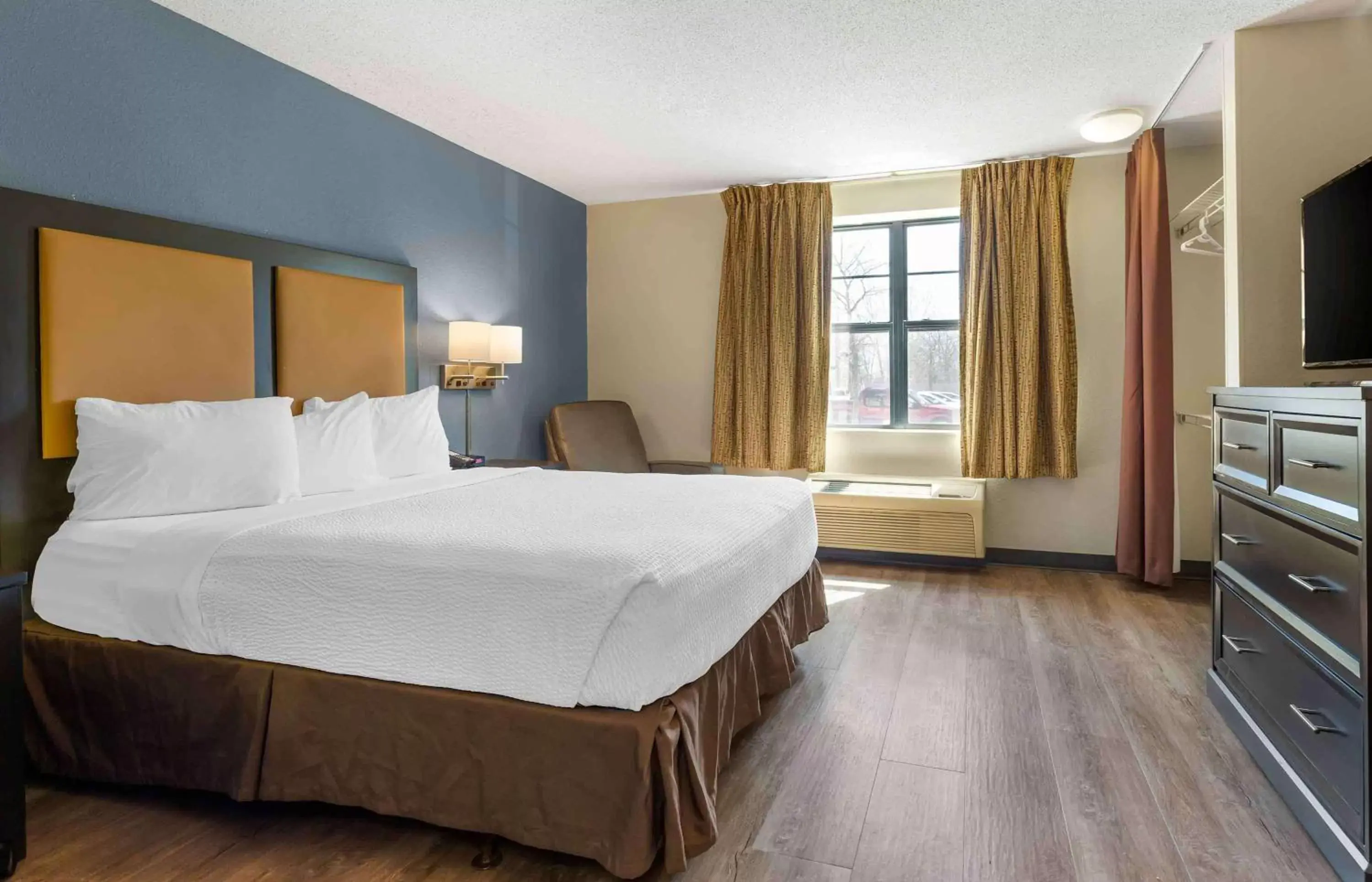 Bedroom, Bed in Extended Stay America Suites - Providence - Warwick