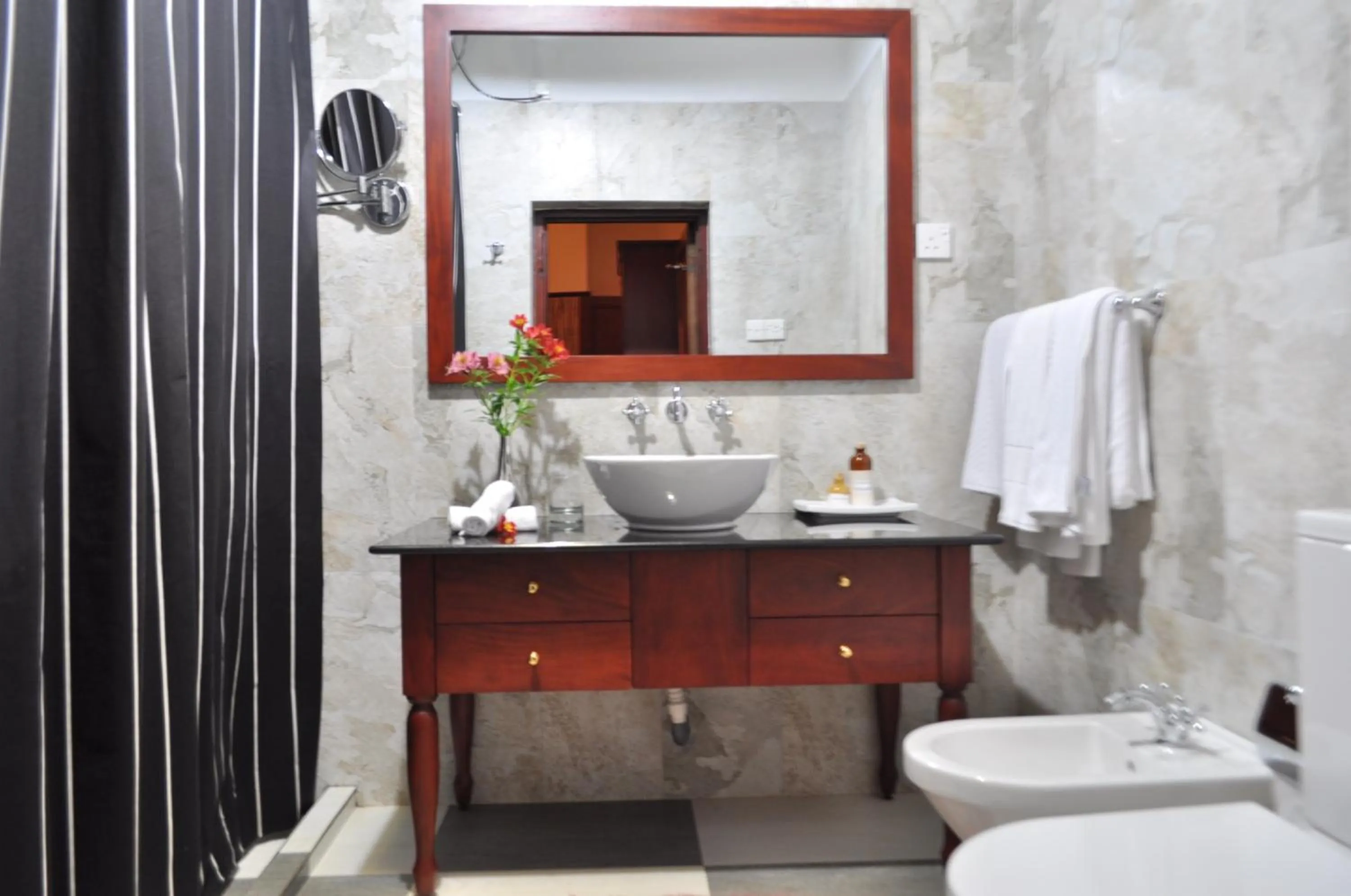 Toilet in Royal Cocoon - Nuwara Eliya