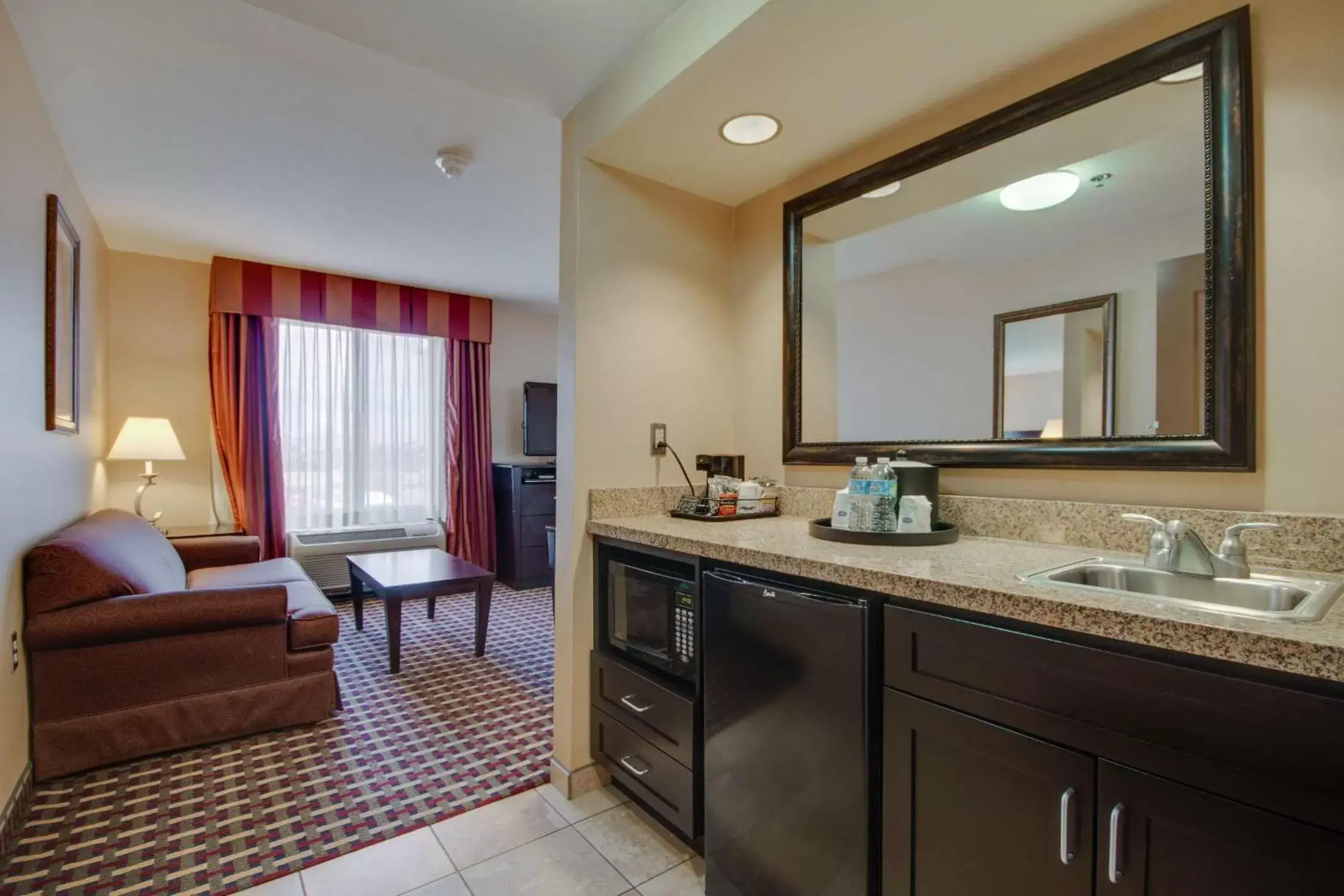 Kitchen or kitchenette, Bathroom in Hampton Inn & Suites Las Cruces I-25