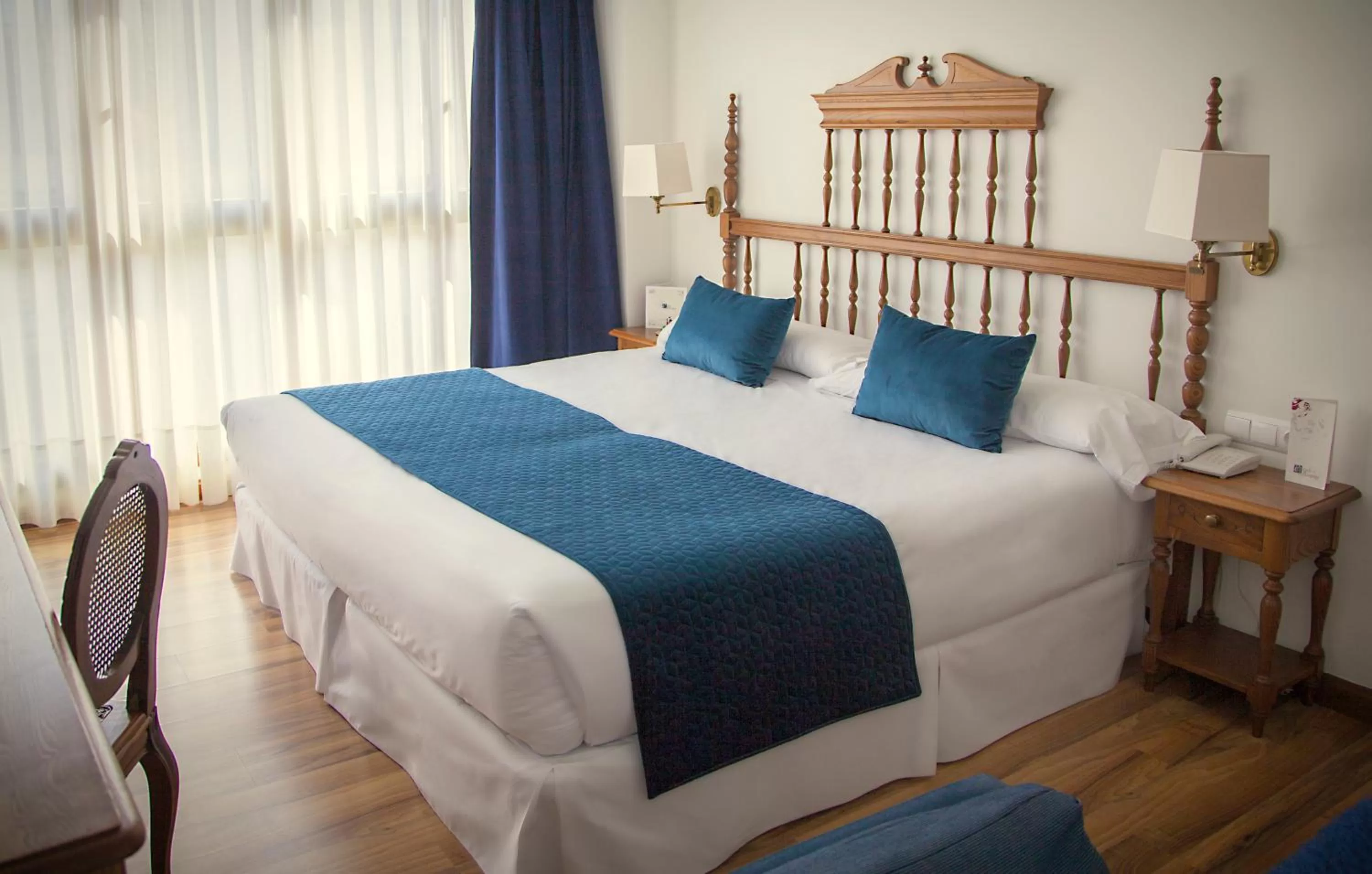 Photo of the whole room, Bed in Palacio Azcárate Hotel