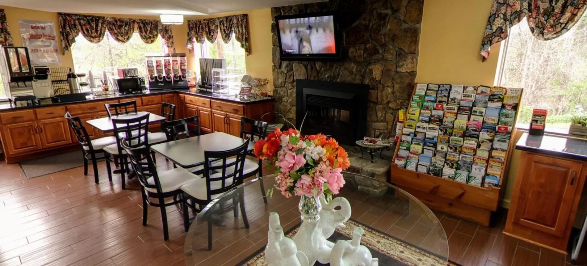 Communal lounge/ TV room, Restaurant/Places to Eat in Dahlonega Mountain Inn