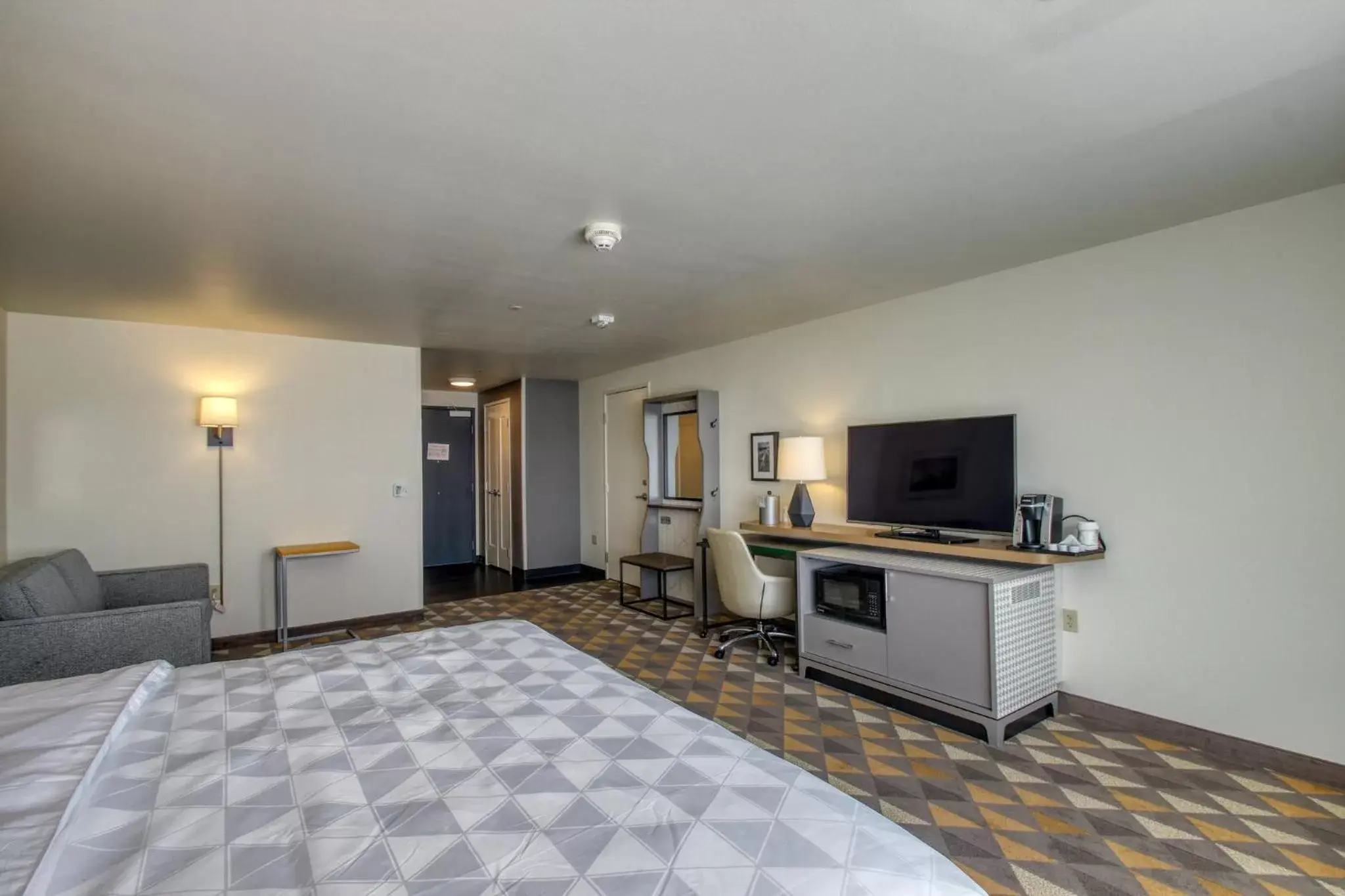 Photo of the whole room, TV/Entertainment Center in Holiday Inn - Appleton, an IHG Hotel