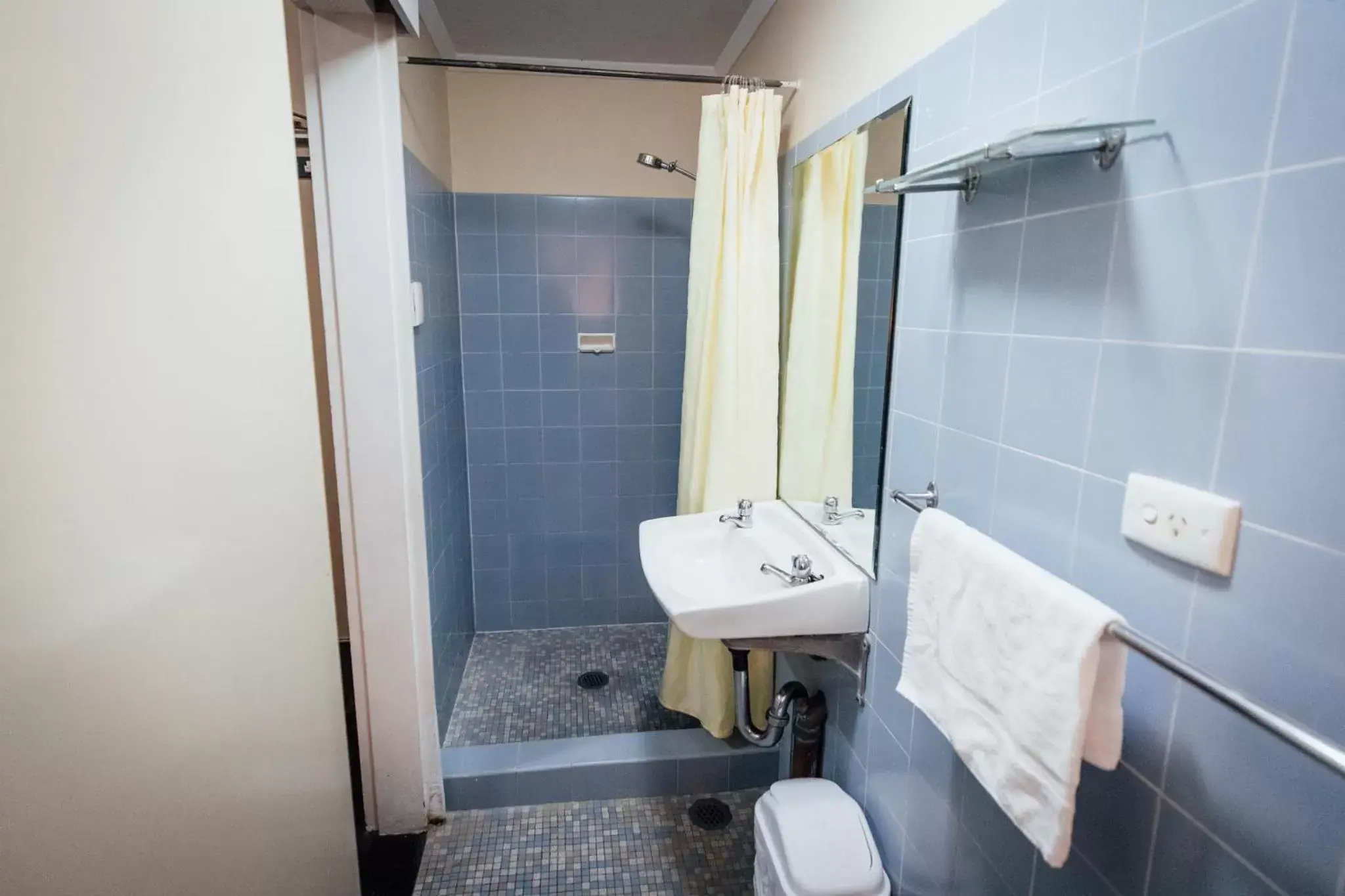 Bathroom in Shortland Budget Accommodation