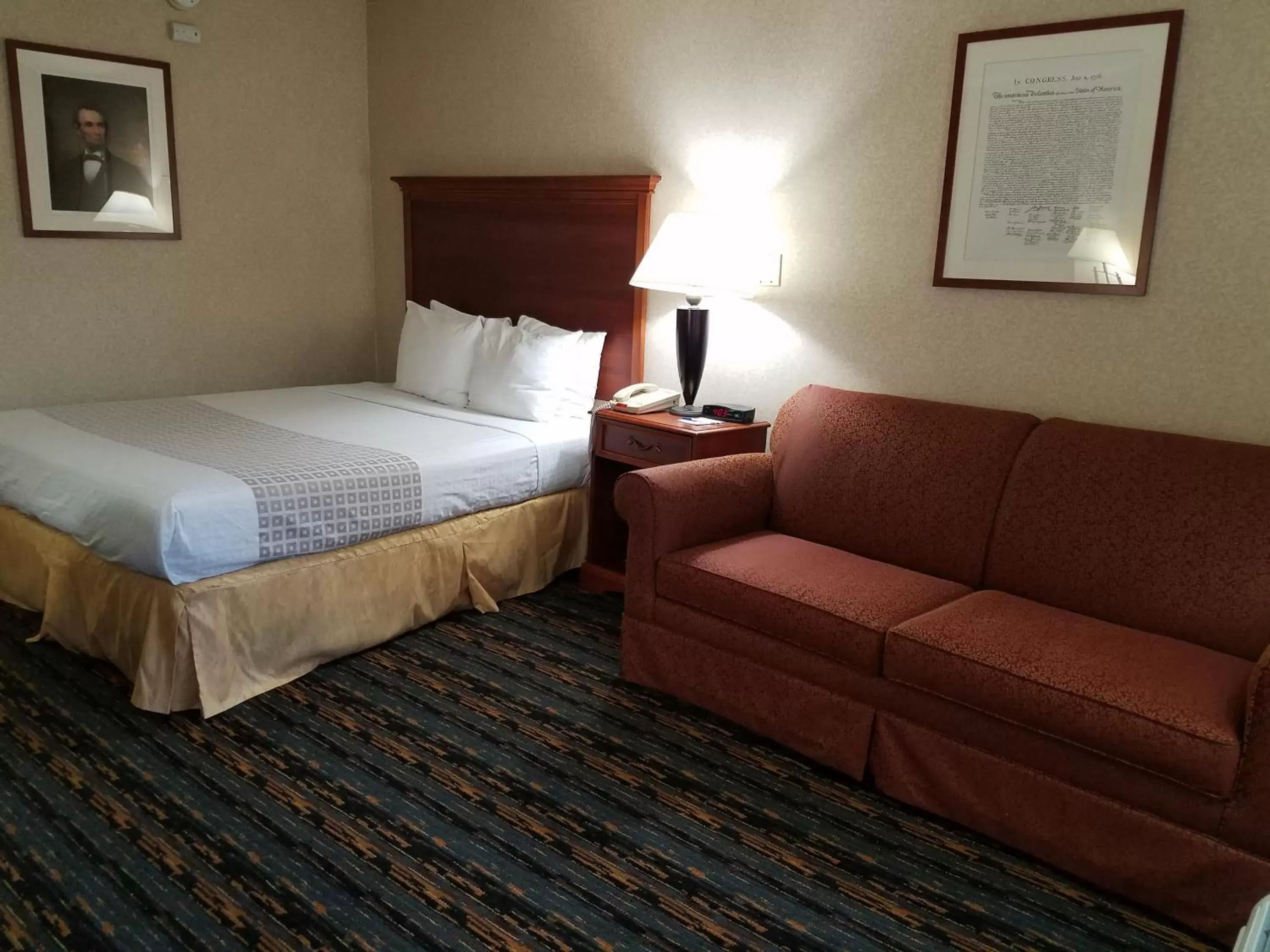 Photo of the whole room, Bed in Best Western Fairfax City