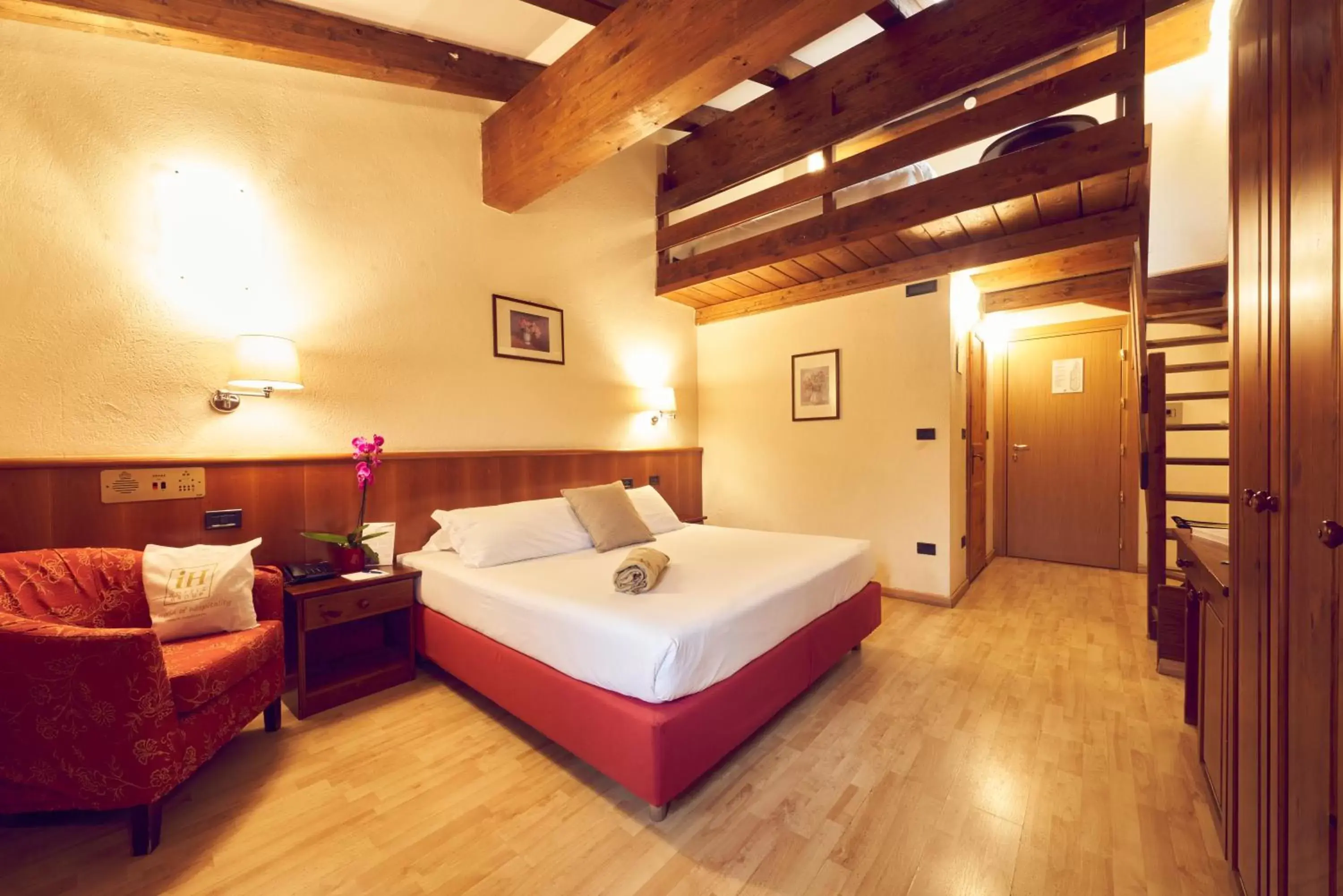 Bedroom, Bed in iH Hotels Courmayeur Mont Blanc