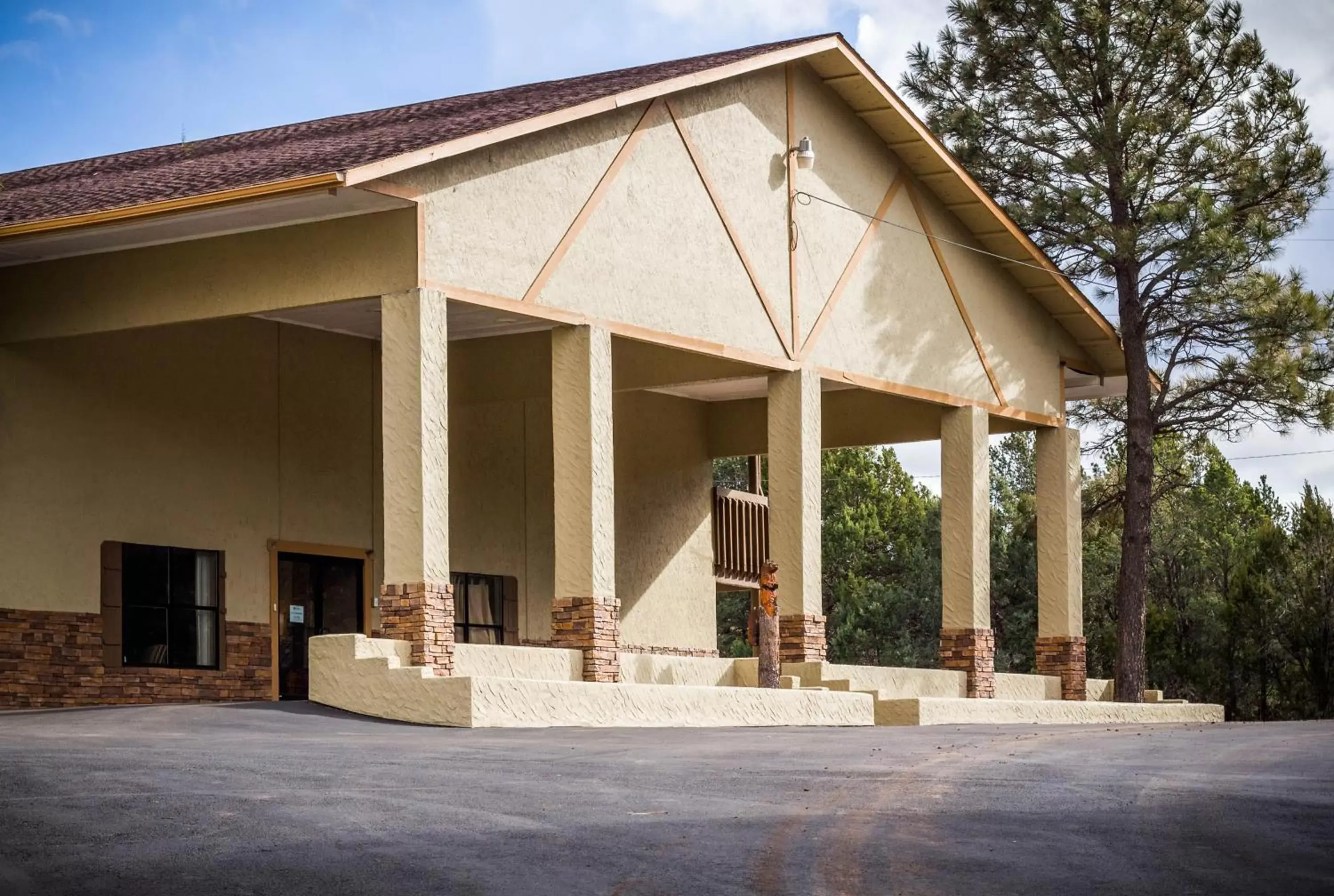 Facade/entrance, Property Building in Best Western Pine Springs Inn