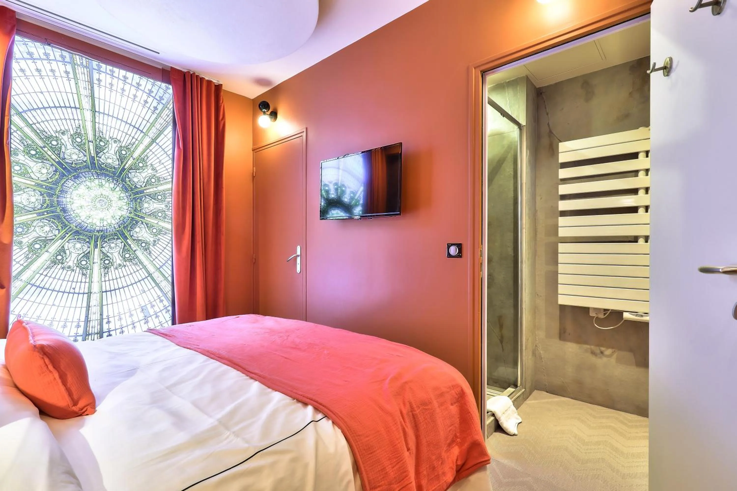 TV and multimedia, Bed in Hotel 33 Marbeuf