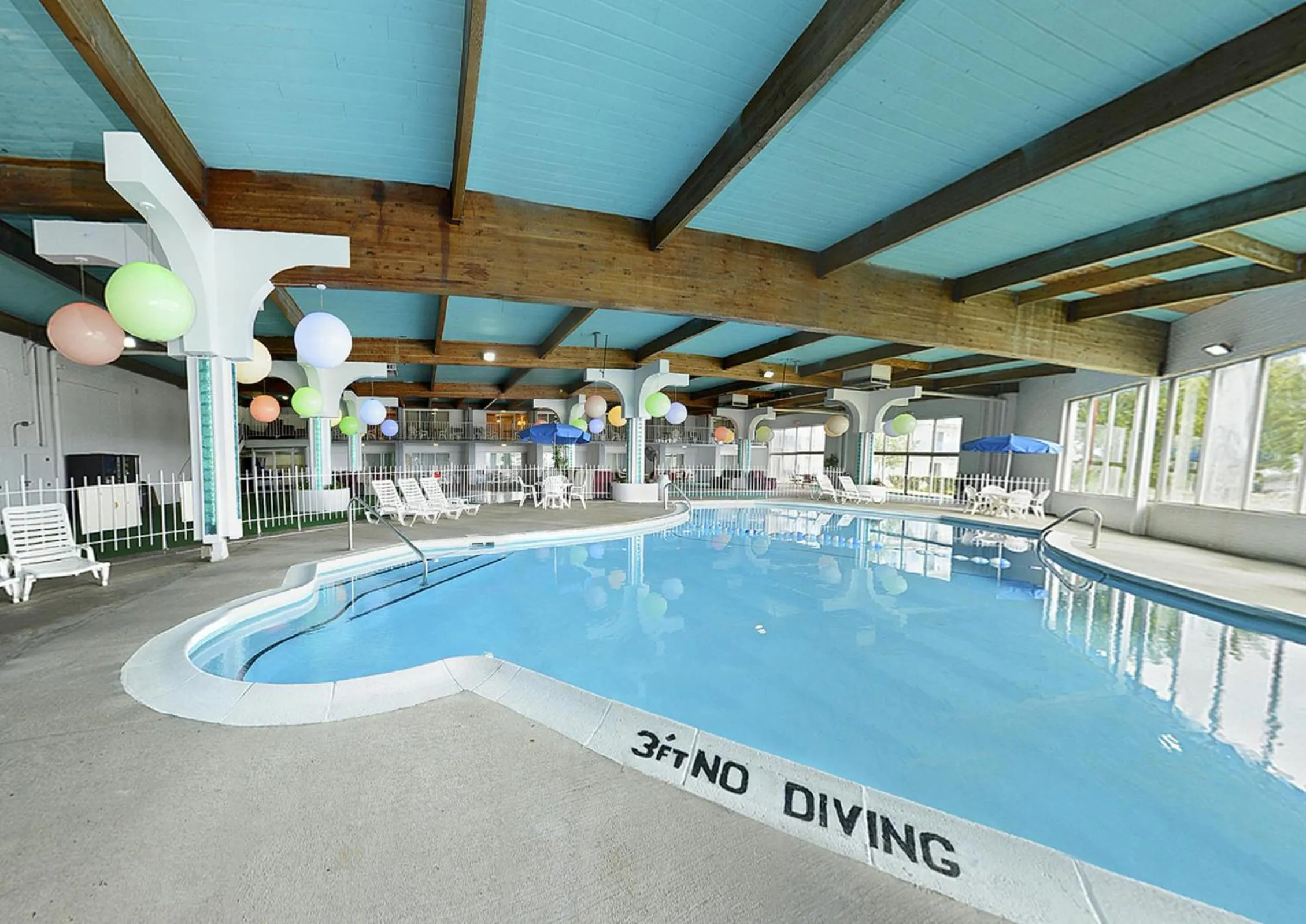 Swimming pool in Howard Johnson by Wyndham Saint Joseph Benton Harbor