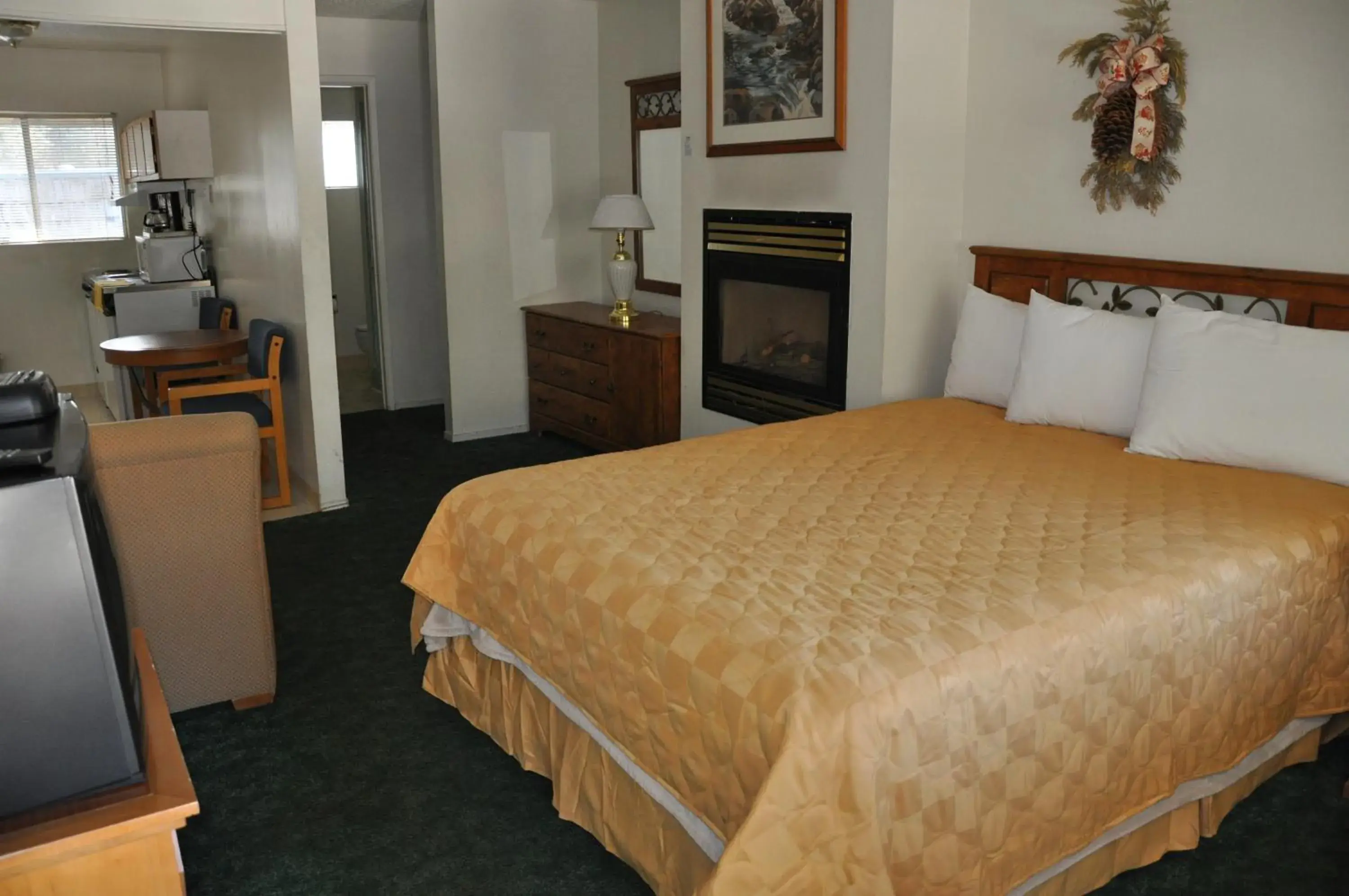 Mini Suite in Cedar Inn & Suites