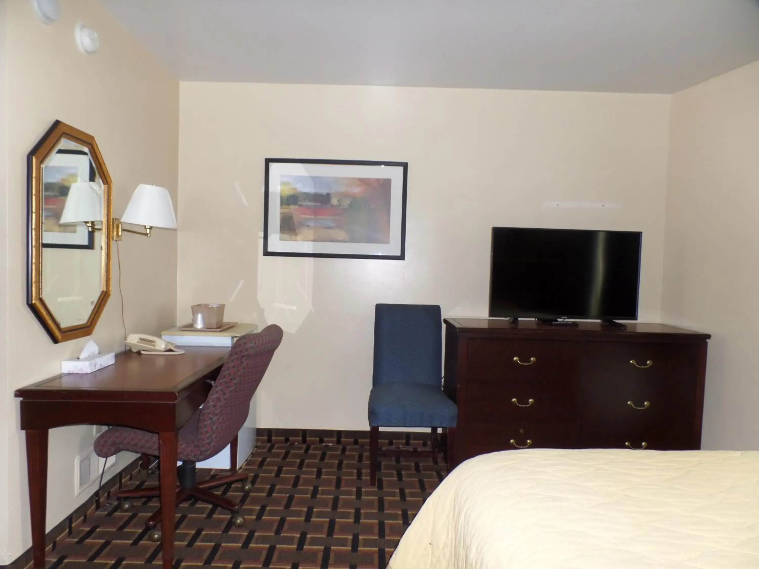 TV/Entertainment Center in Executive Inn Chillicothe