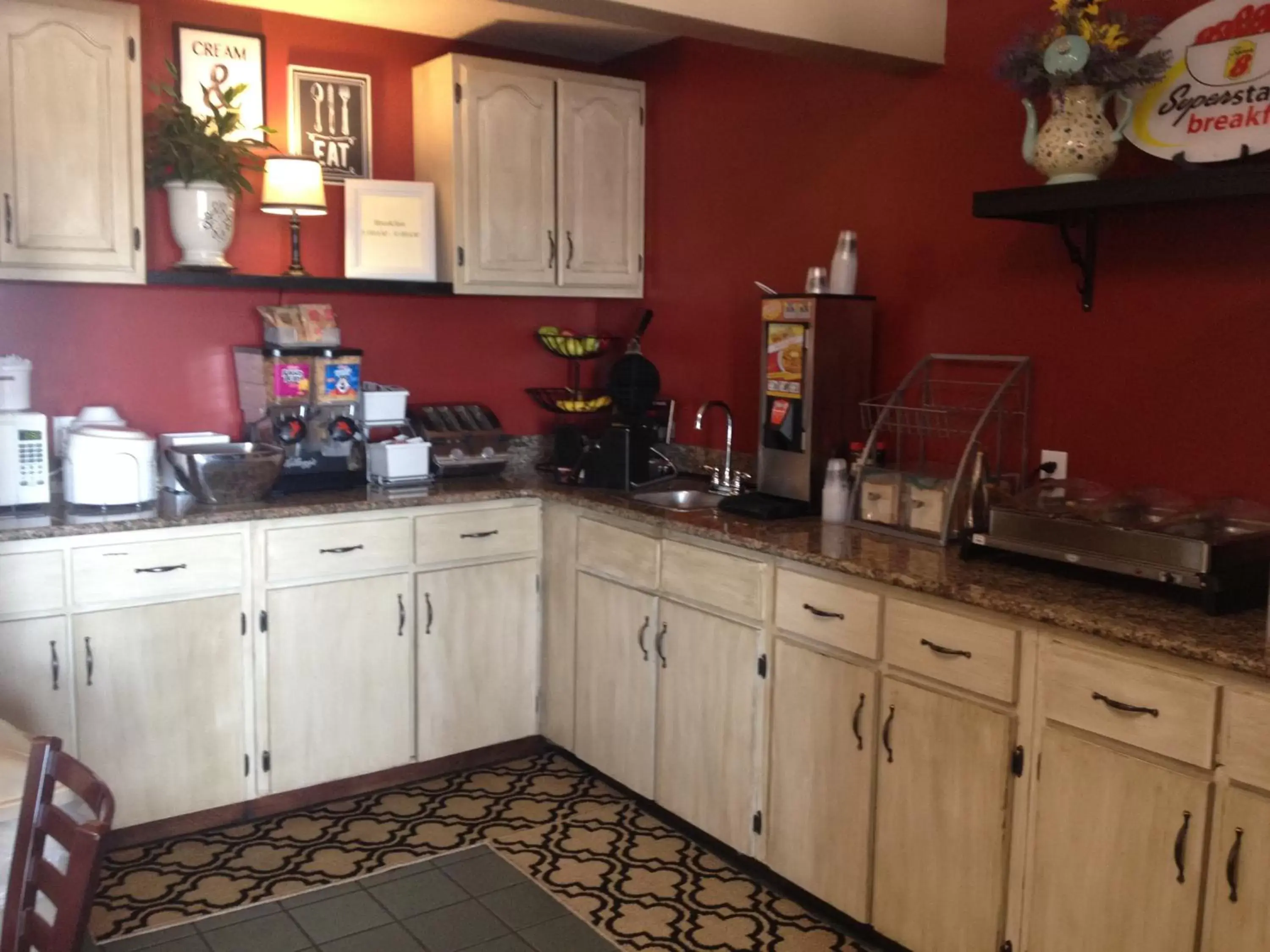 Continental breakfast, Kitchen/Kitchenette in Super 8 by Wyndham Bowling Green