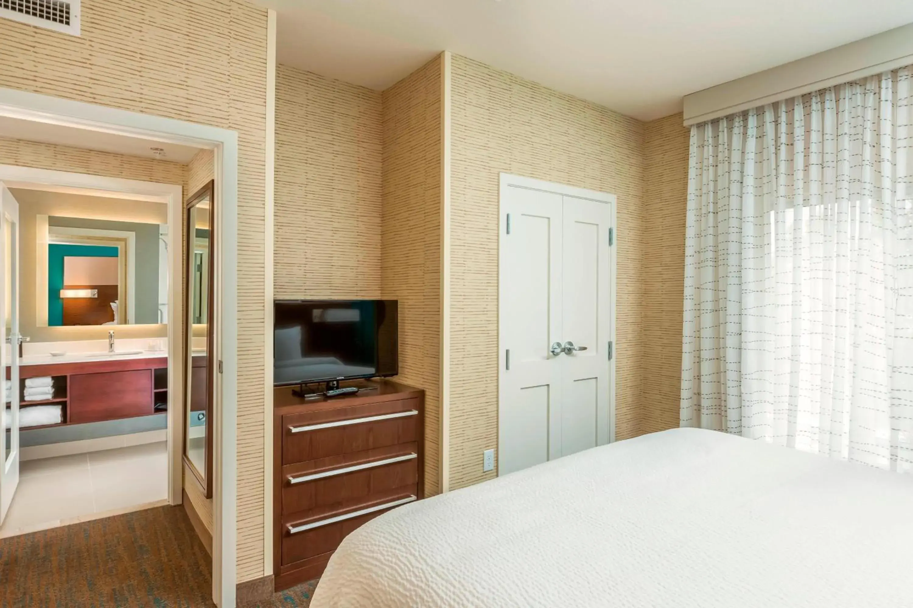 Bedroom, TV/Entertainment Center in Residence Inn by Marriott Portland Hillsboro/Brookwood