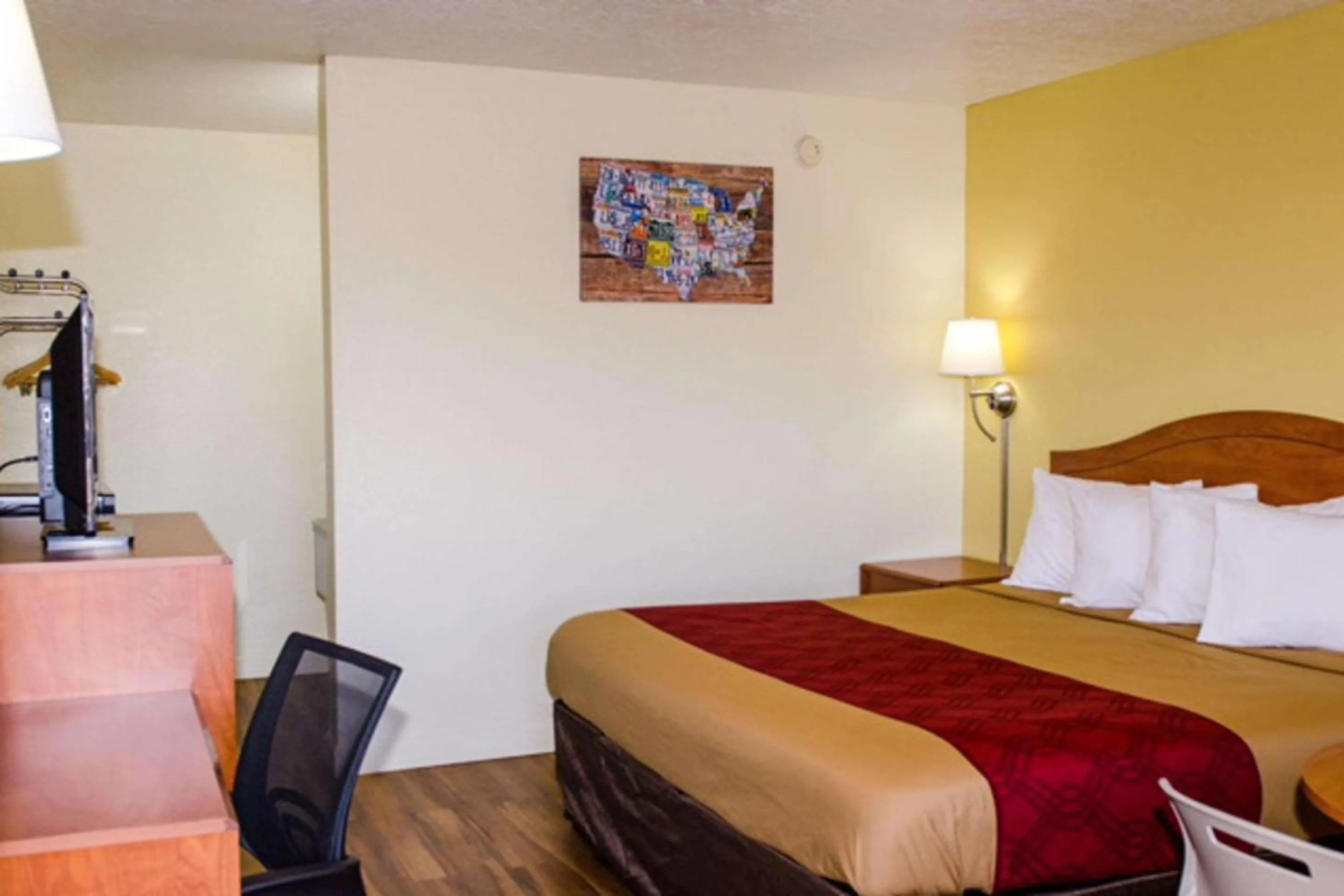 Bedroom, Bed in Econo Lodge Albuquerque East