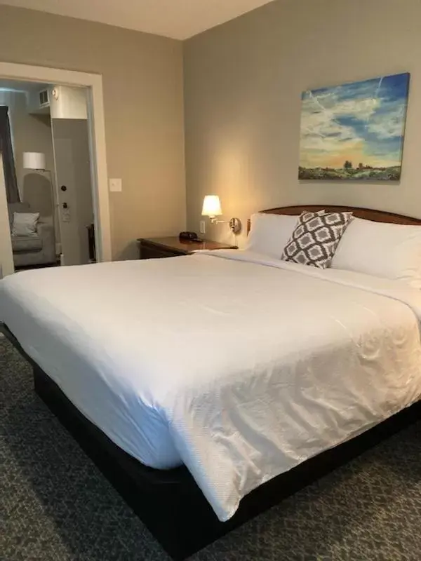 Bed in Country Squire Inn and Suites