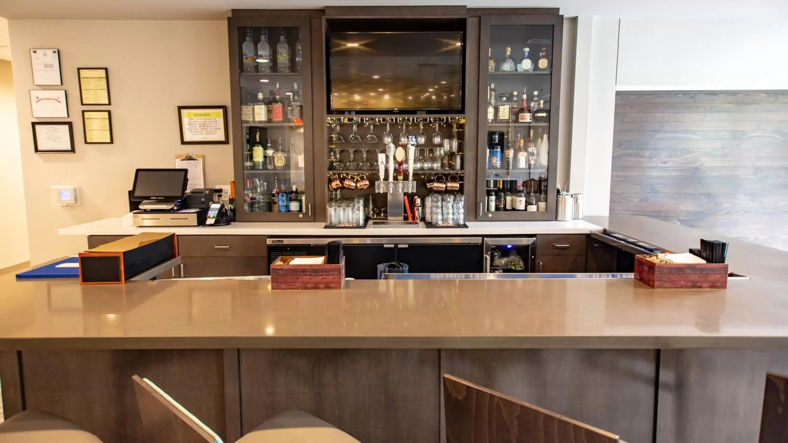 Restaurant/places to eat, Lounge/Bar in Holiday Inn Knoxville N - Merchant Drive, an IHG Hotel