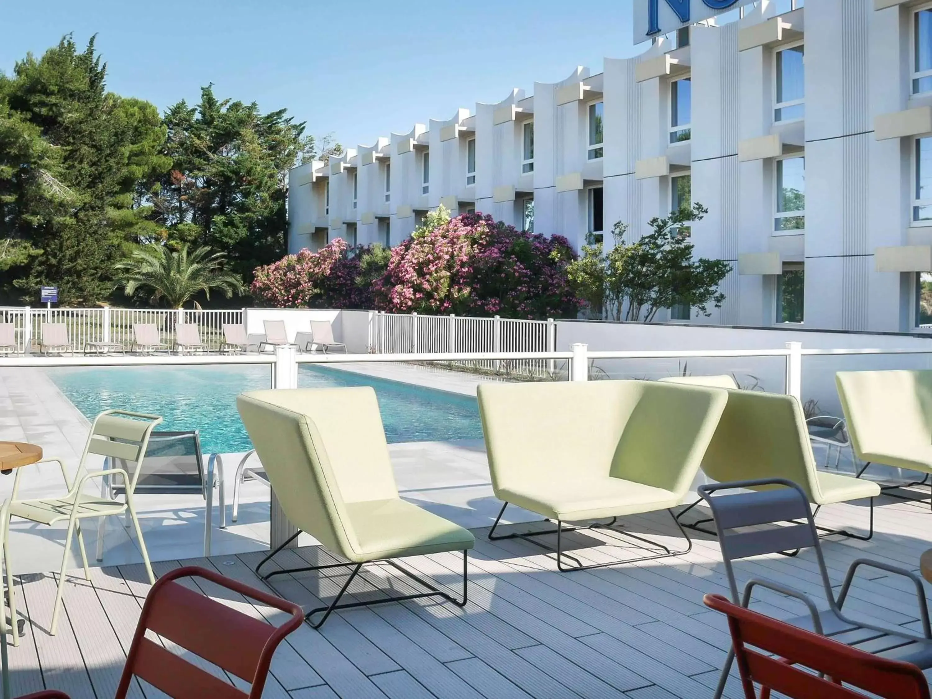 Photo of the whole room, Swimming Pool in Novotel Narbonne Sud A9/A61