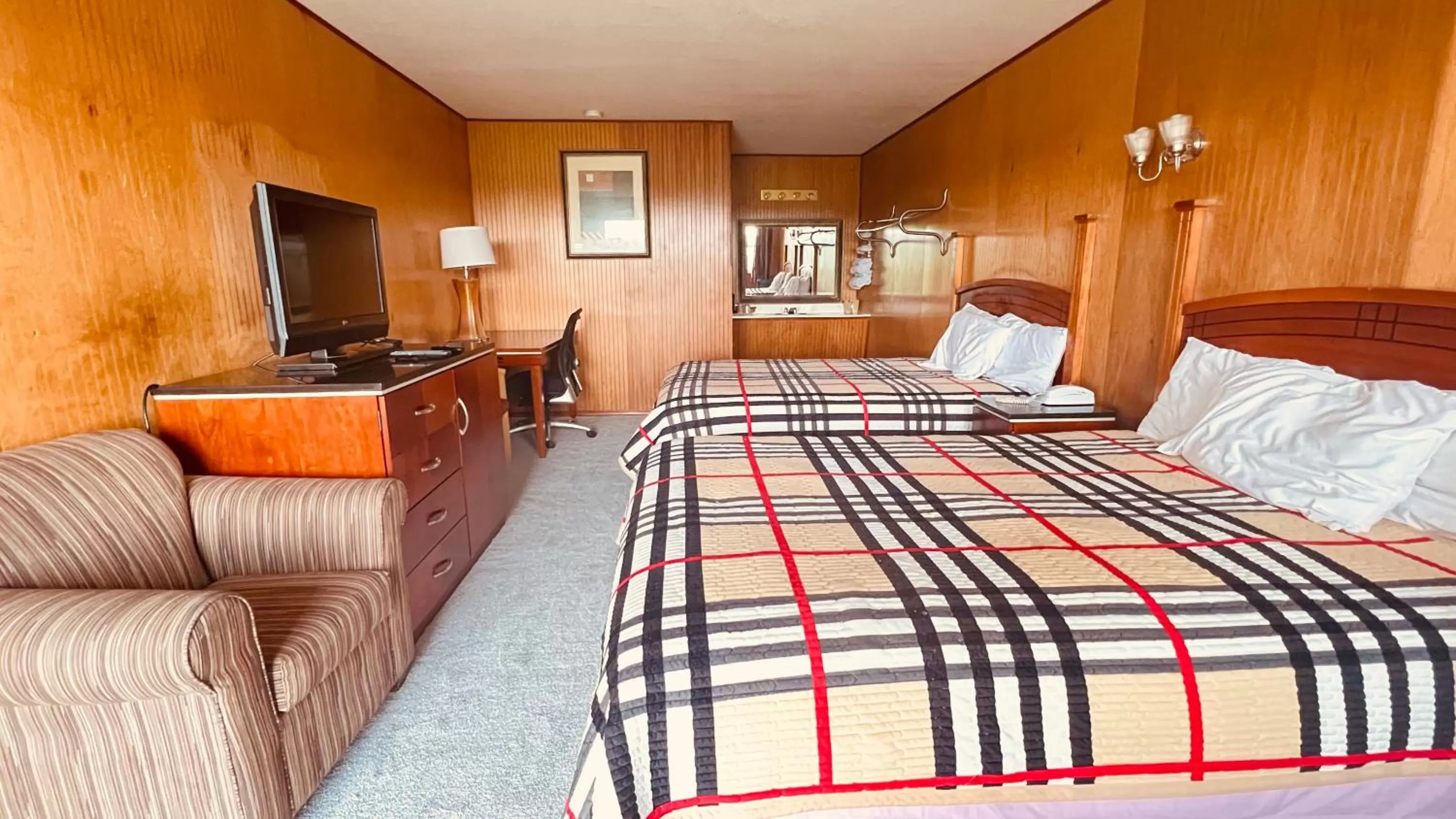 Queen Room with Two Queen Beds in Country Inn - Licking