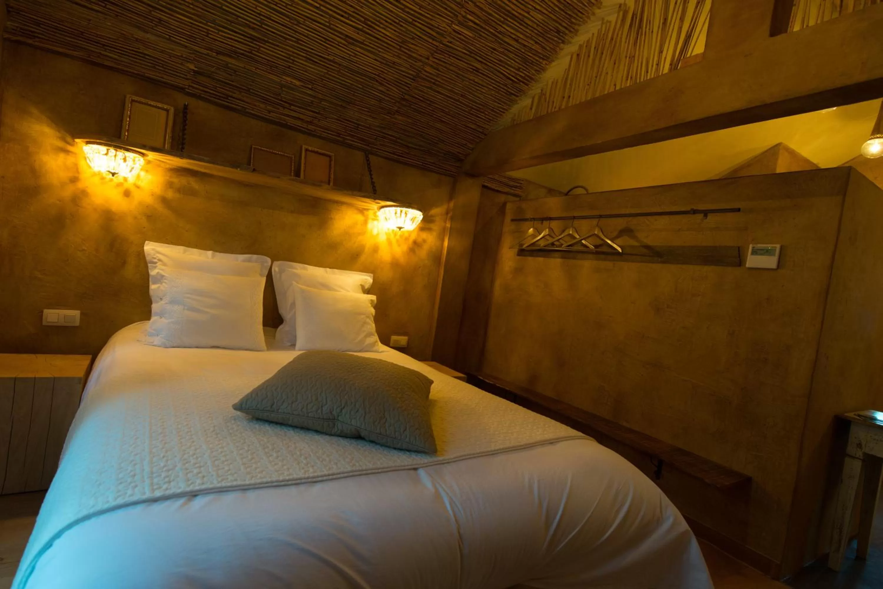 Shower, Bed in Les Chambres du Vivier, chambres d'hôtes à Durbuy