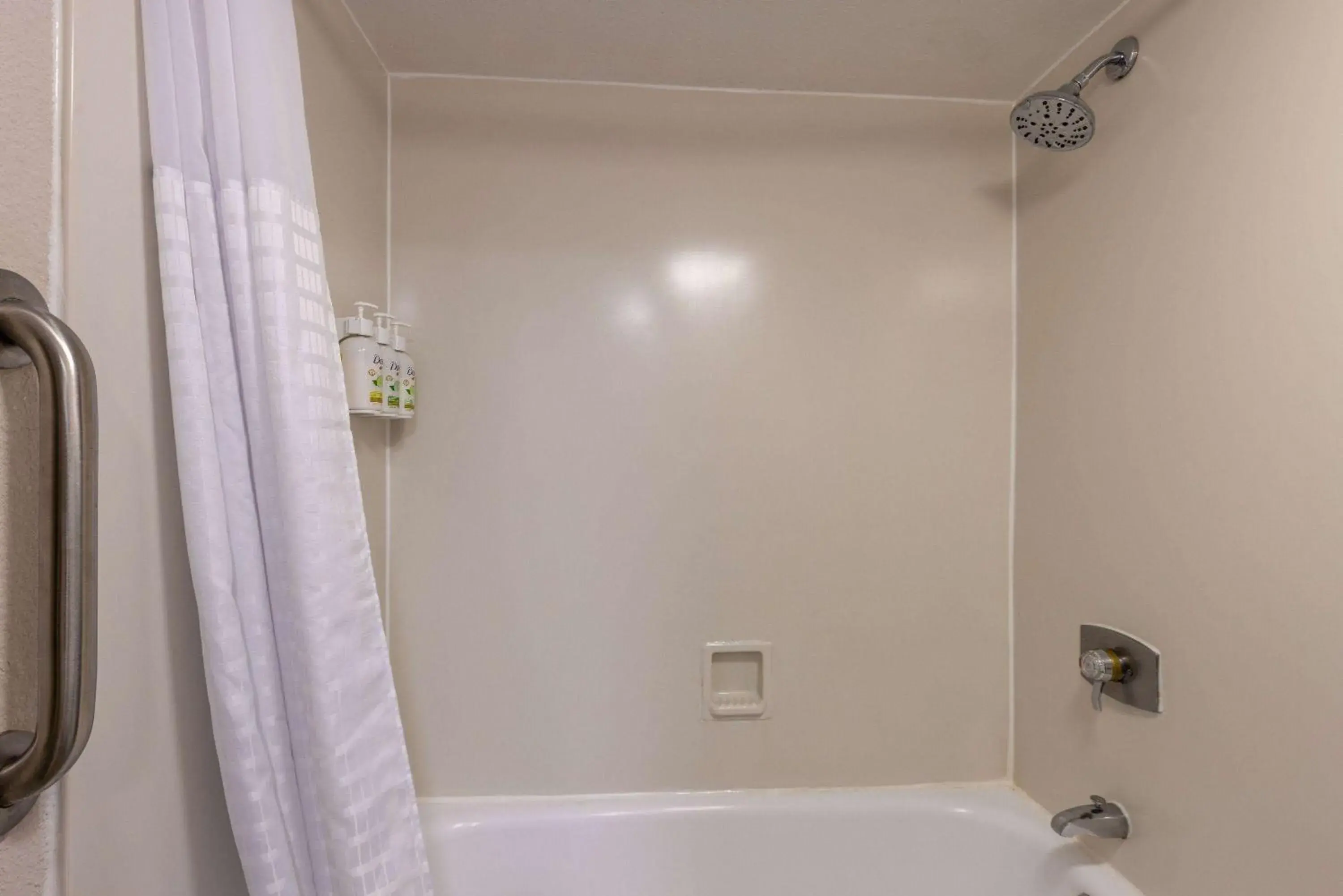 TV and multimedia, Bathroom in La Quinta Inn & Suites by Wyndham Kansas City Lenexa