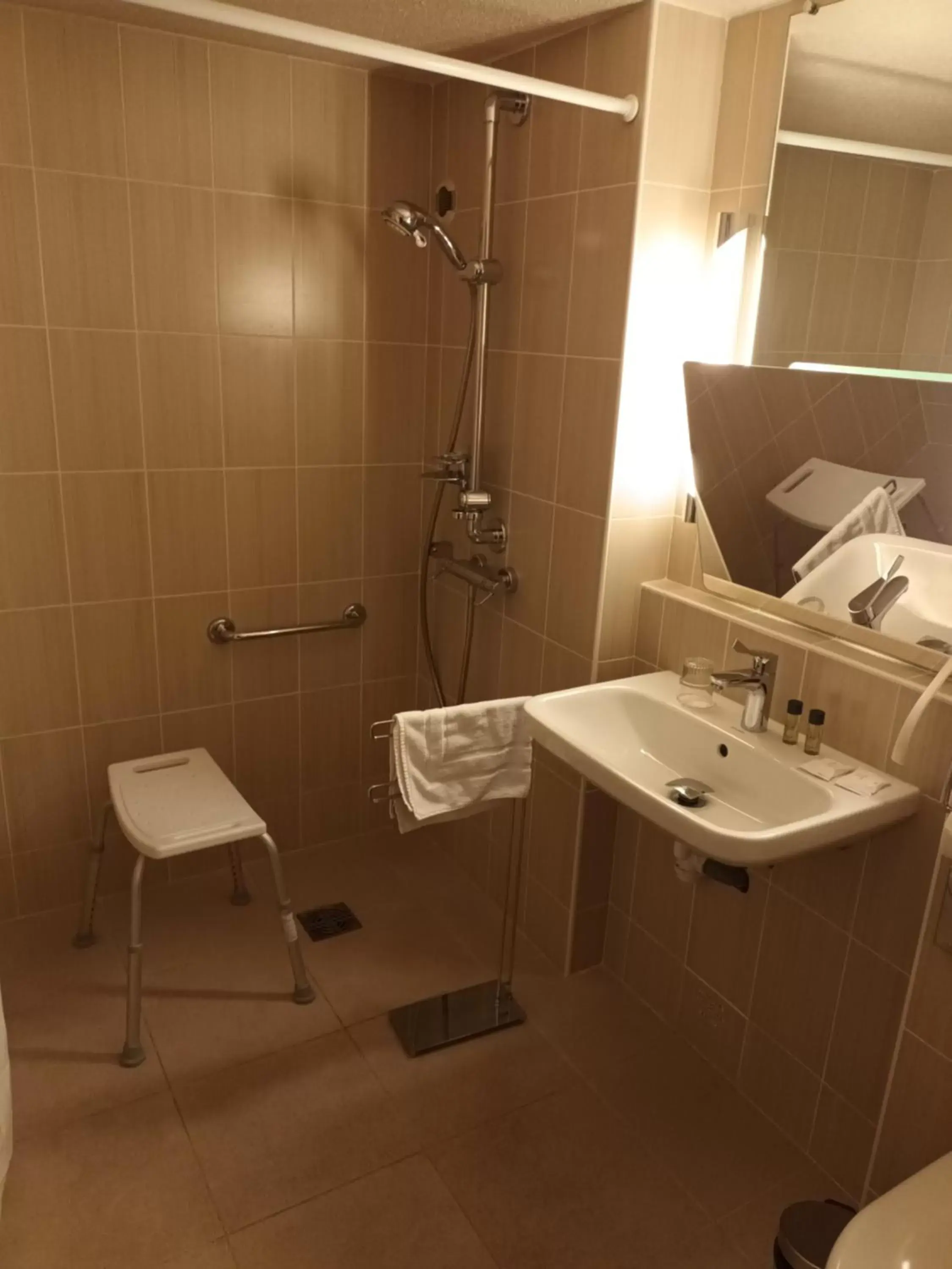 Facility for disabled guests, Bathroom in Hôtel des Arcades de Cachan - Grand Paris Sud