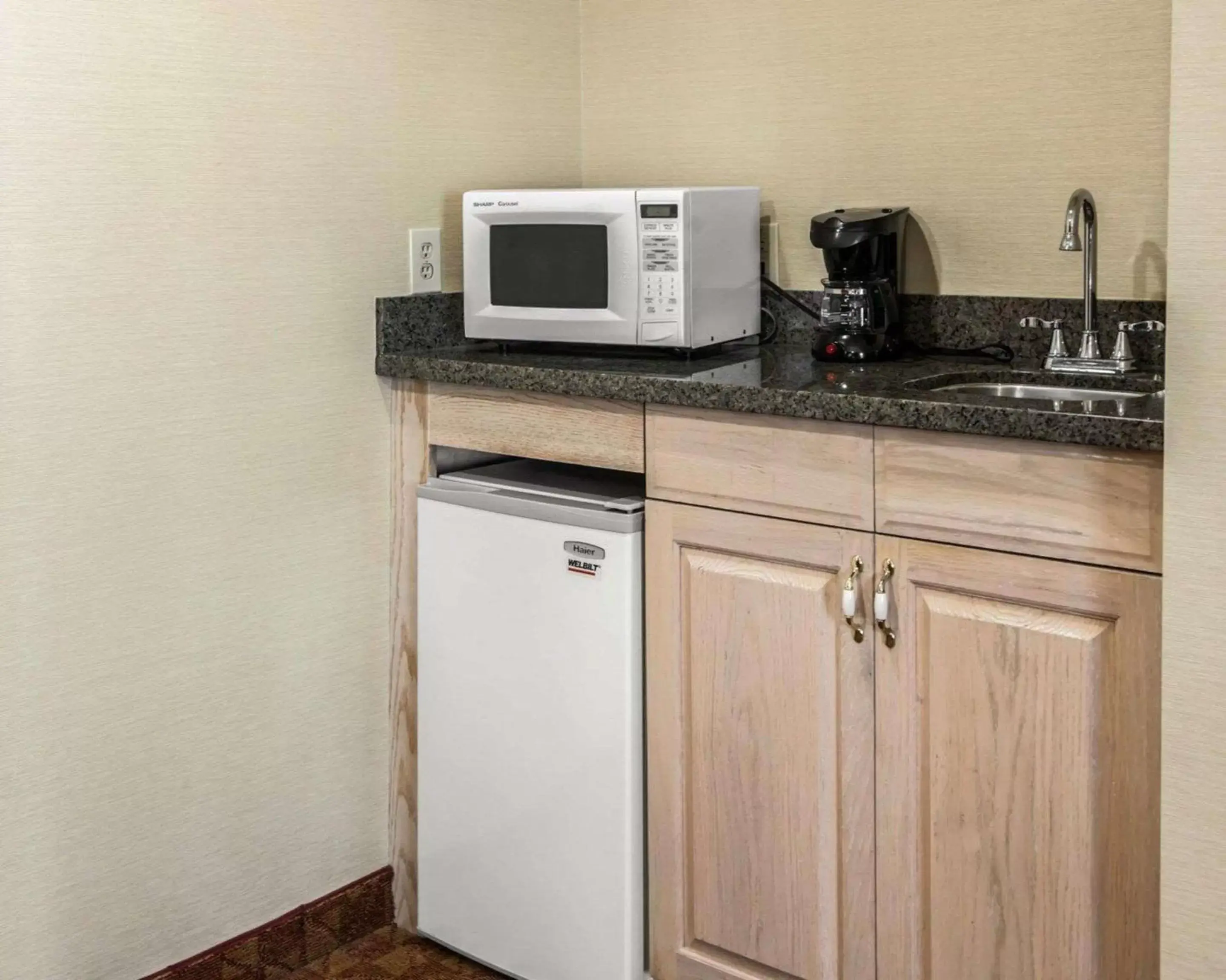 Photo of the whole room, Kitchen/Kitchenette in Quality Inn Franklin I-65