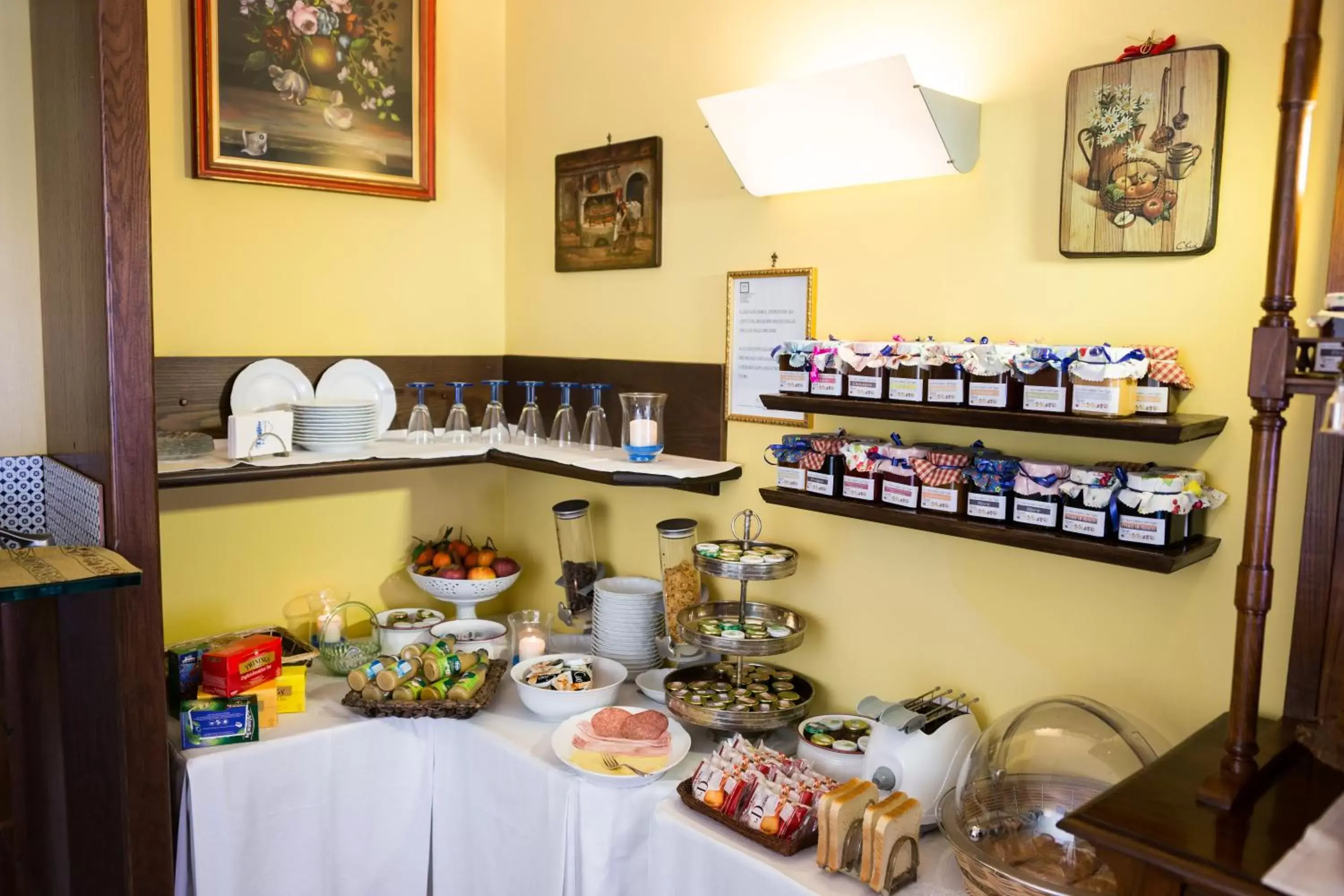 Lounge or bar, Food in Hotel Il Tiglio