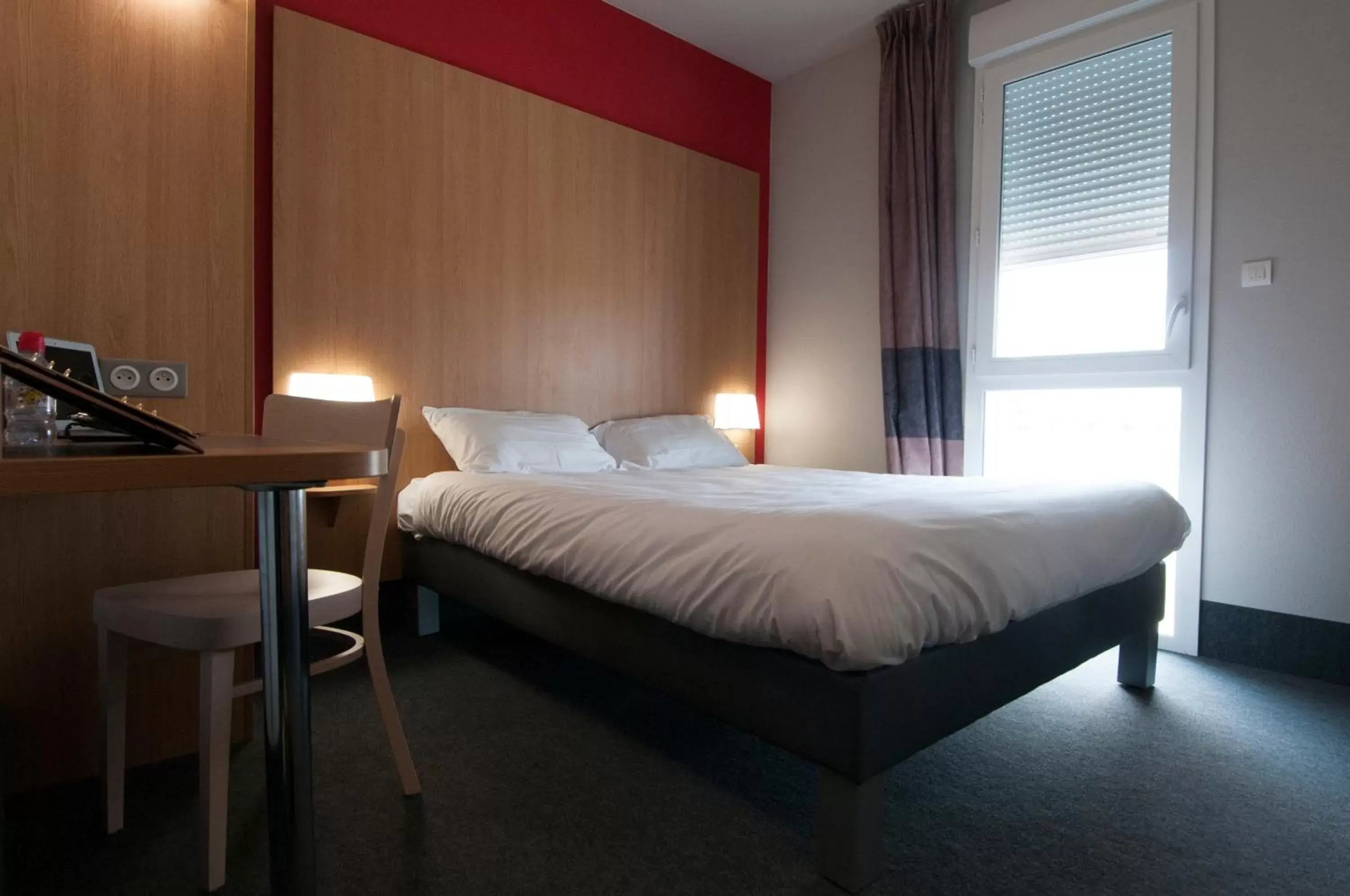 Photo of the whole room, Bed in B&B HOTEL La Rochelle Beaulieu Puilboreau