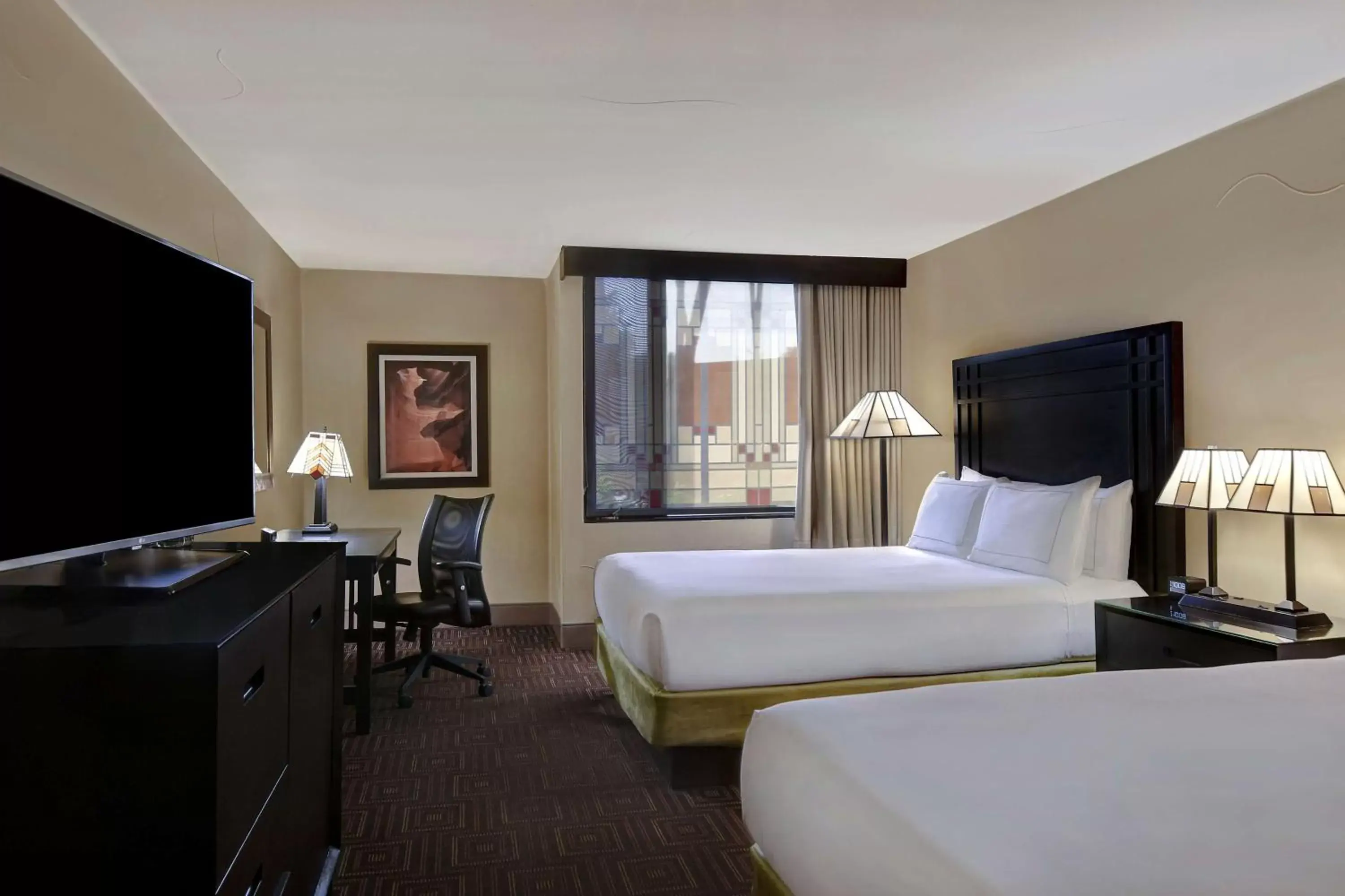 Bed, TV/Entertainment Center in DoubleTree by Hilton Phoenix- Tempe