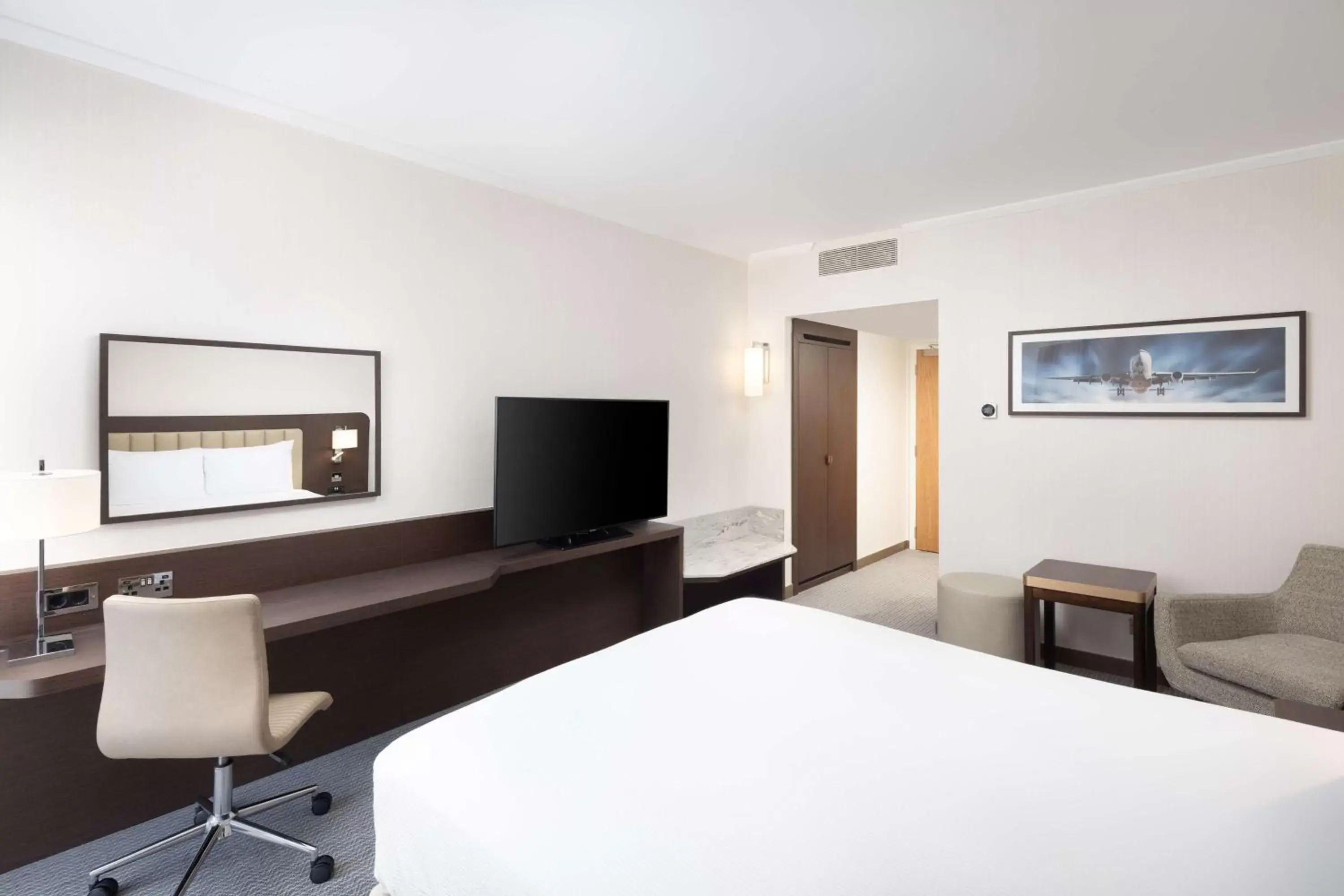 Bedroom, TV/Entertainment Center in Hilton London Gatwick Airport