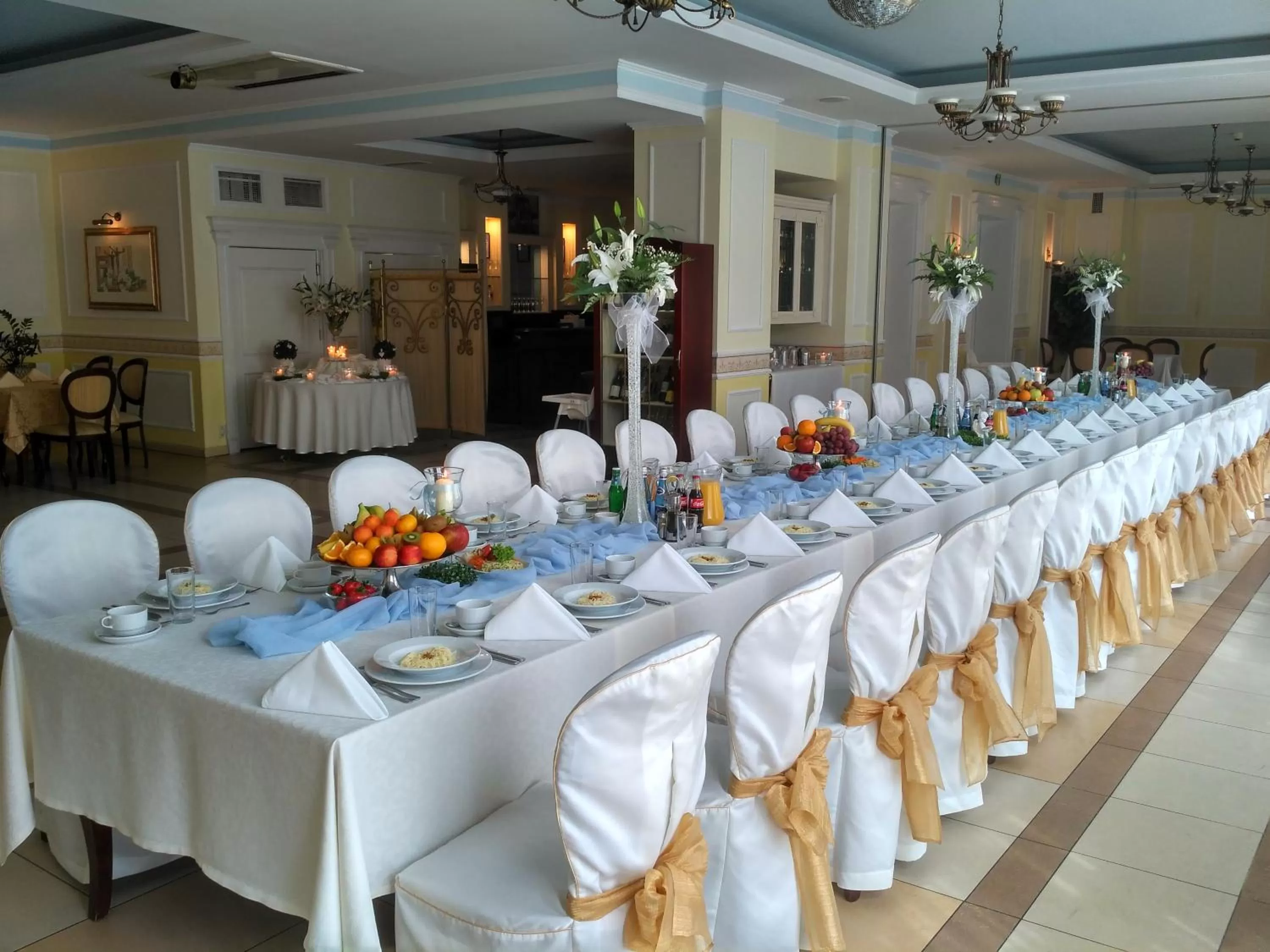 Restaurant/places to eat in Villa Royal