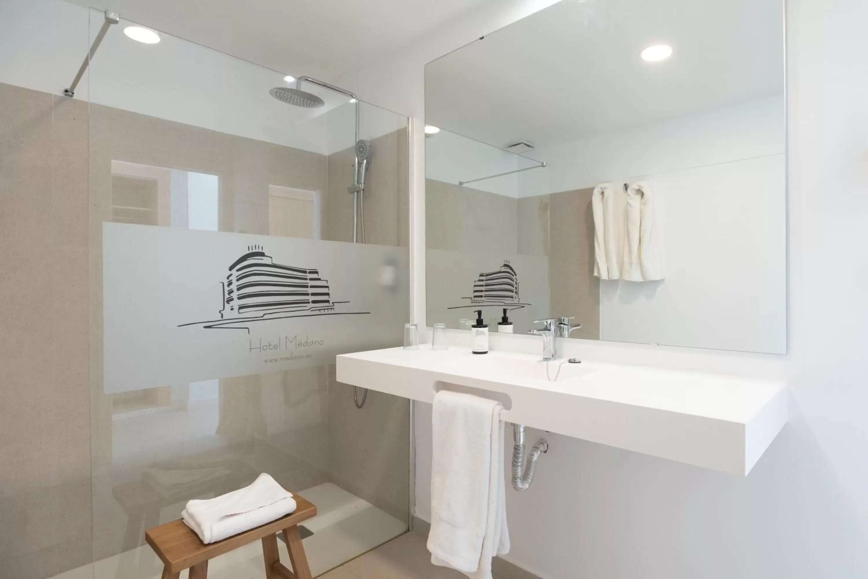 Shower, Bathroom in Hotel Médano