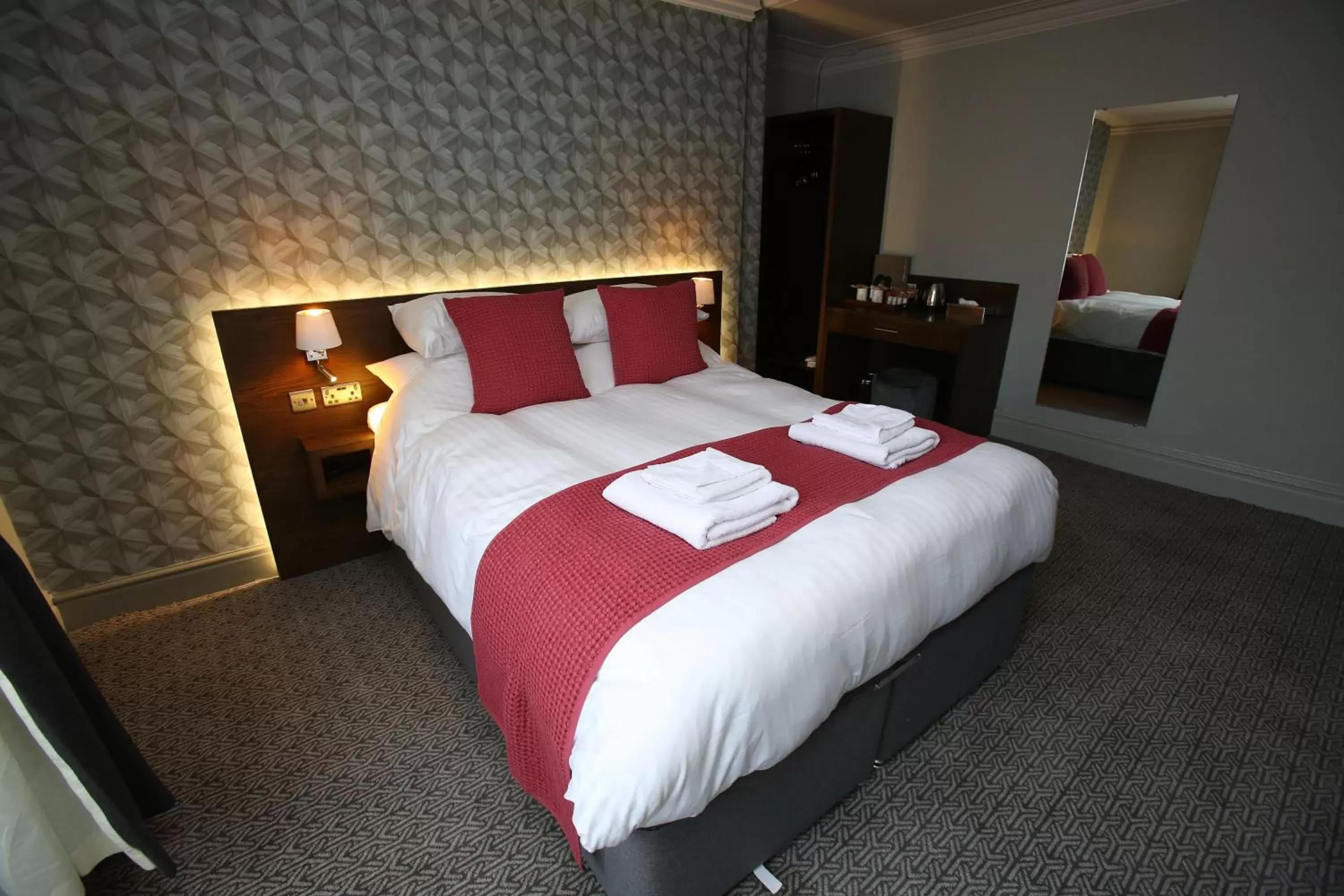 Bedroom, Bed in The Queens Head Hotel