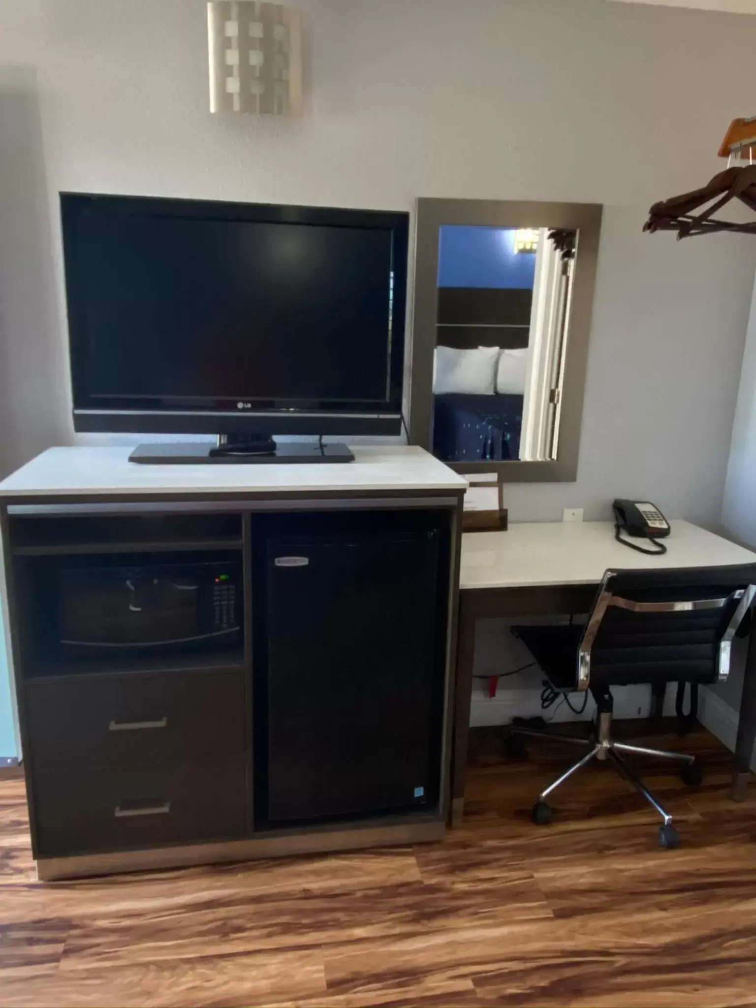 TV and multimedia, TV/Entertainment Center in Oasis Inn Sacramento- Elk Grove