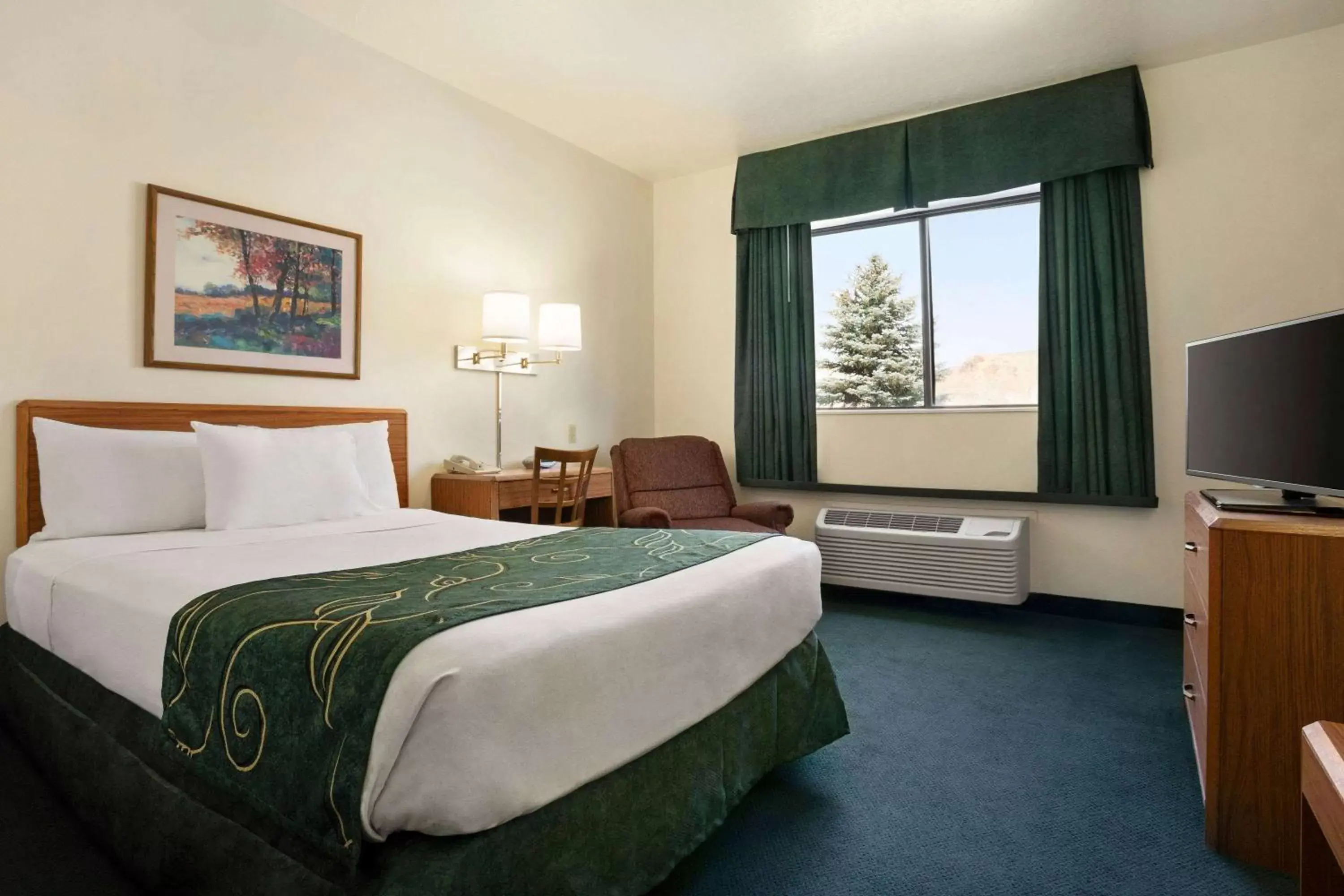 Photo of the whole room, Bed in Travelodge by Wyndham Green River WY