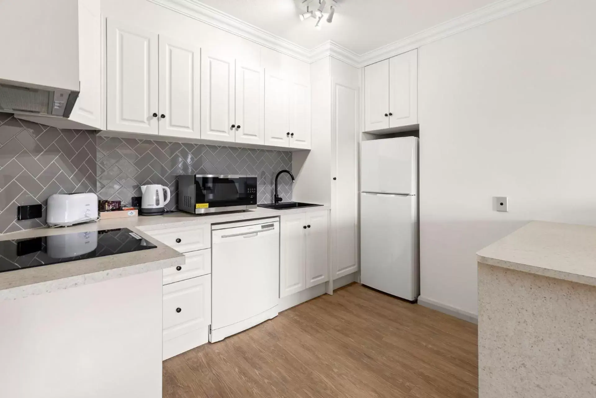 Kitchen or kitchenette, Kitchen/Kitchenette in Pacific Bay Resort