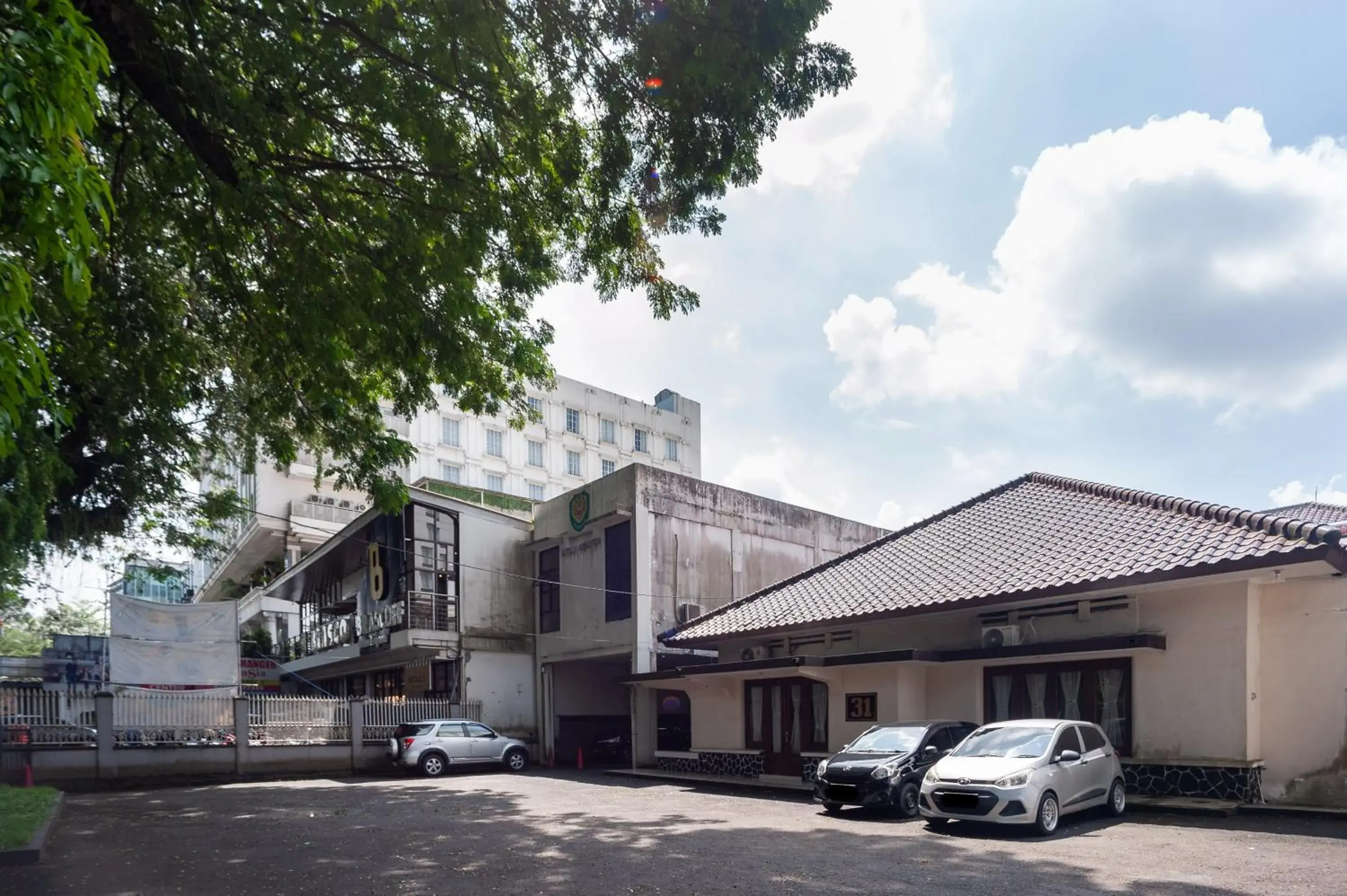 Property building in RedDoorz Plus near RS PMI Bogor Property building in RedDoorz Plus near RS PMI Bogor