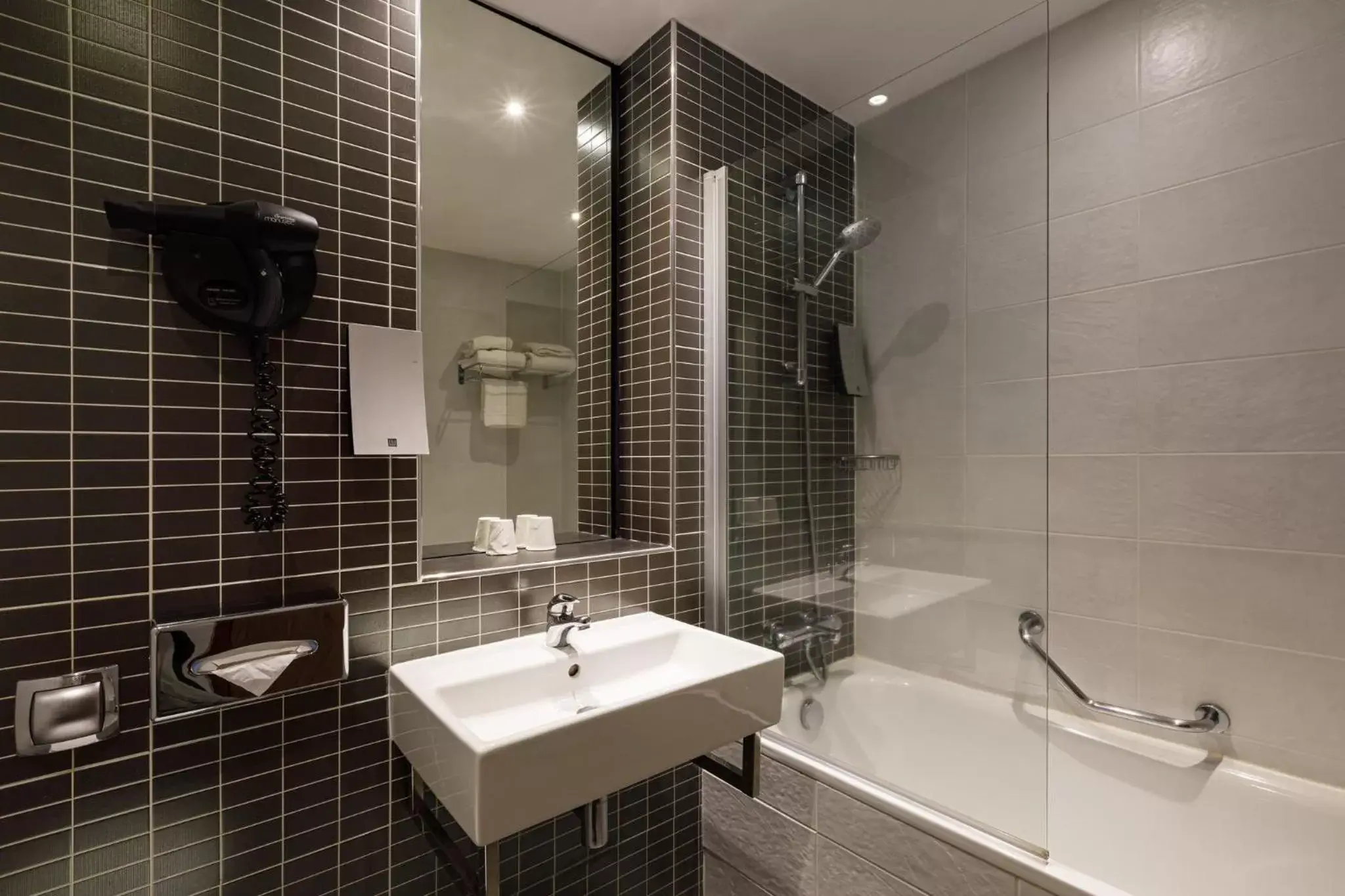 Photo of the whole room, Bathroom in Holiday Inn Clermont Ferrand Centre, an IHG Hotel