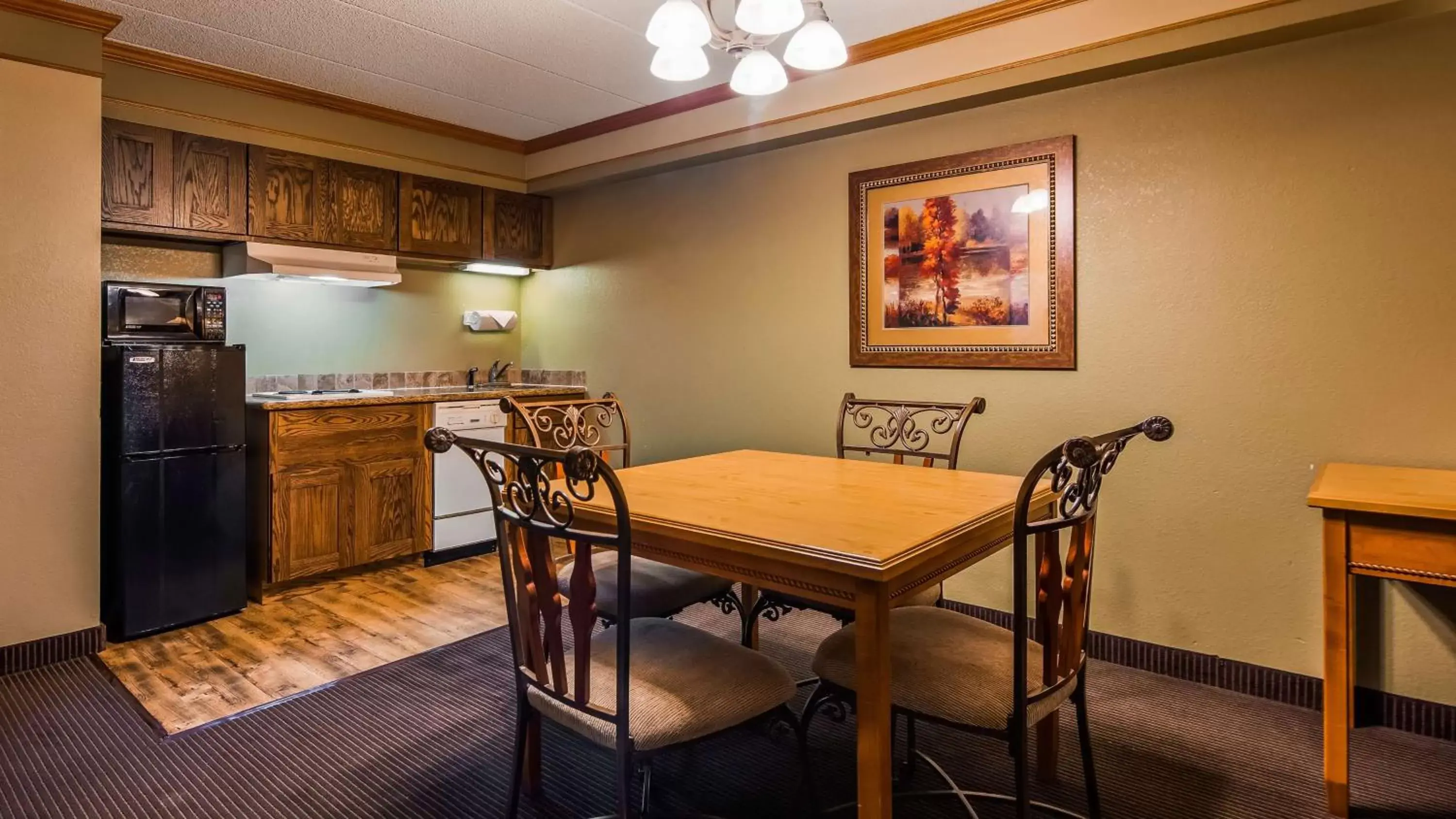 Photo of the whole room, Dining Area in Best Western Plus Sidney Lodge