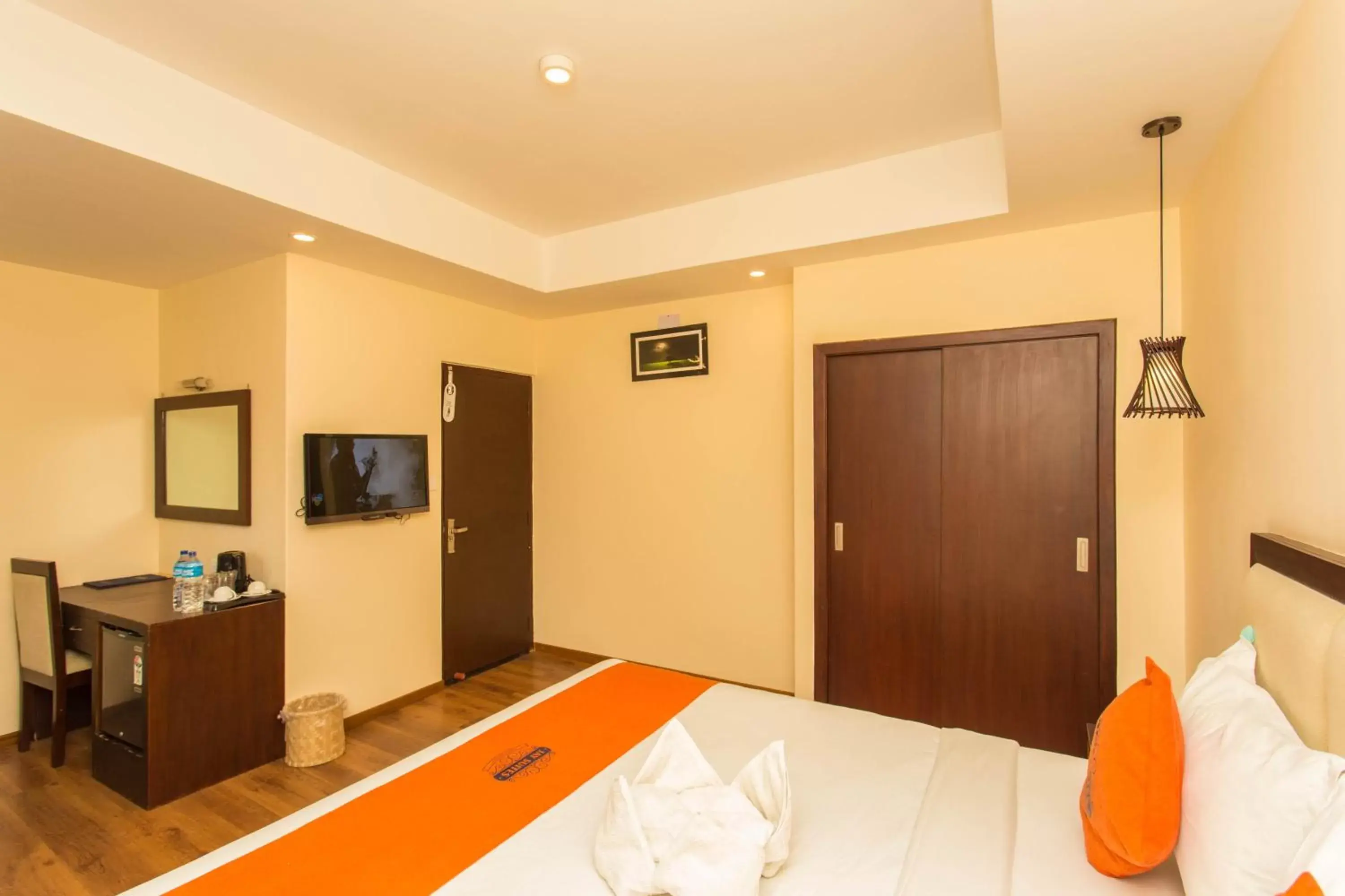 Bedroom, TV/Entertainment Center in Hotel Jay Suites
