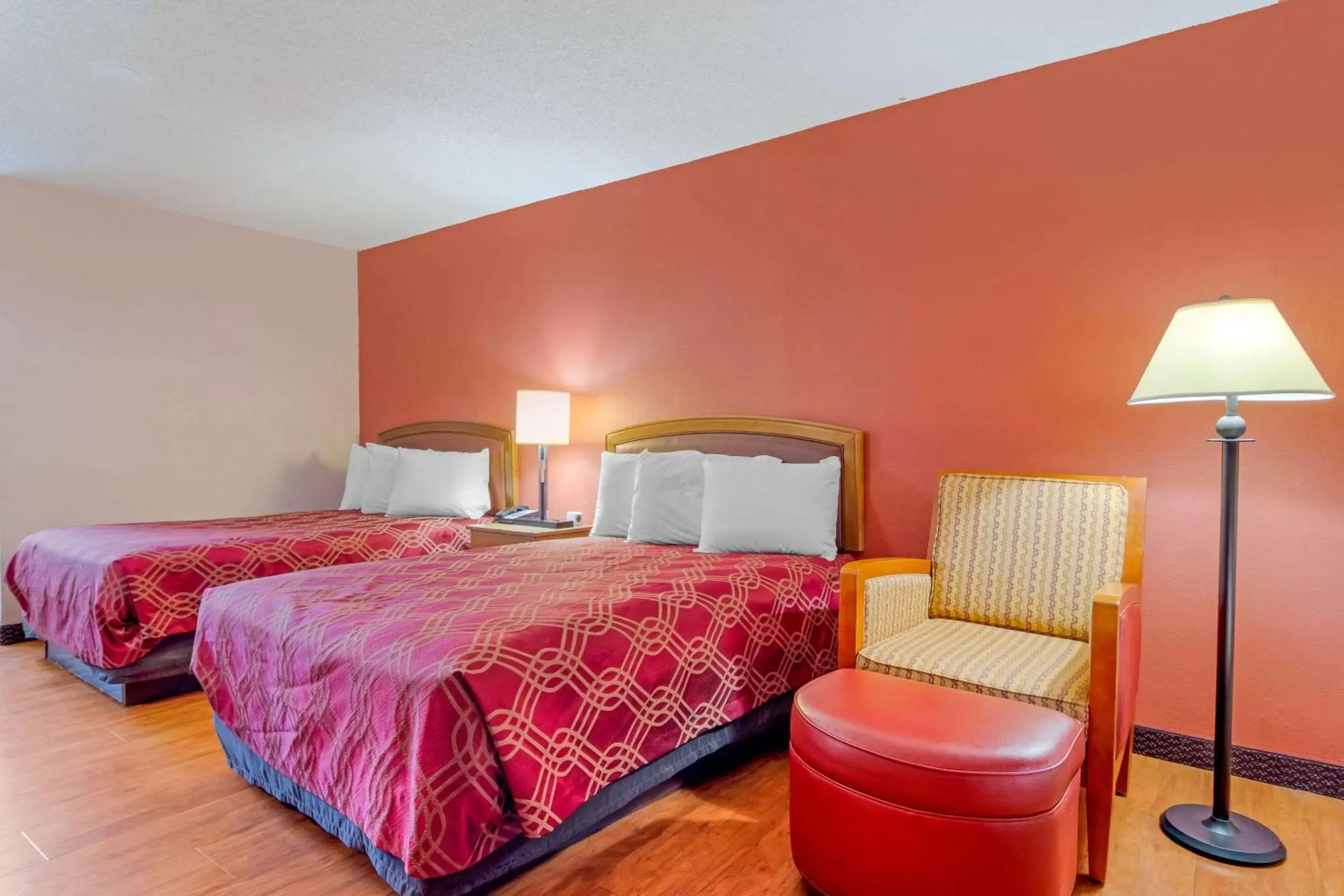 Photo of the whole room, Bed in Econo Lodge Decatur