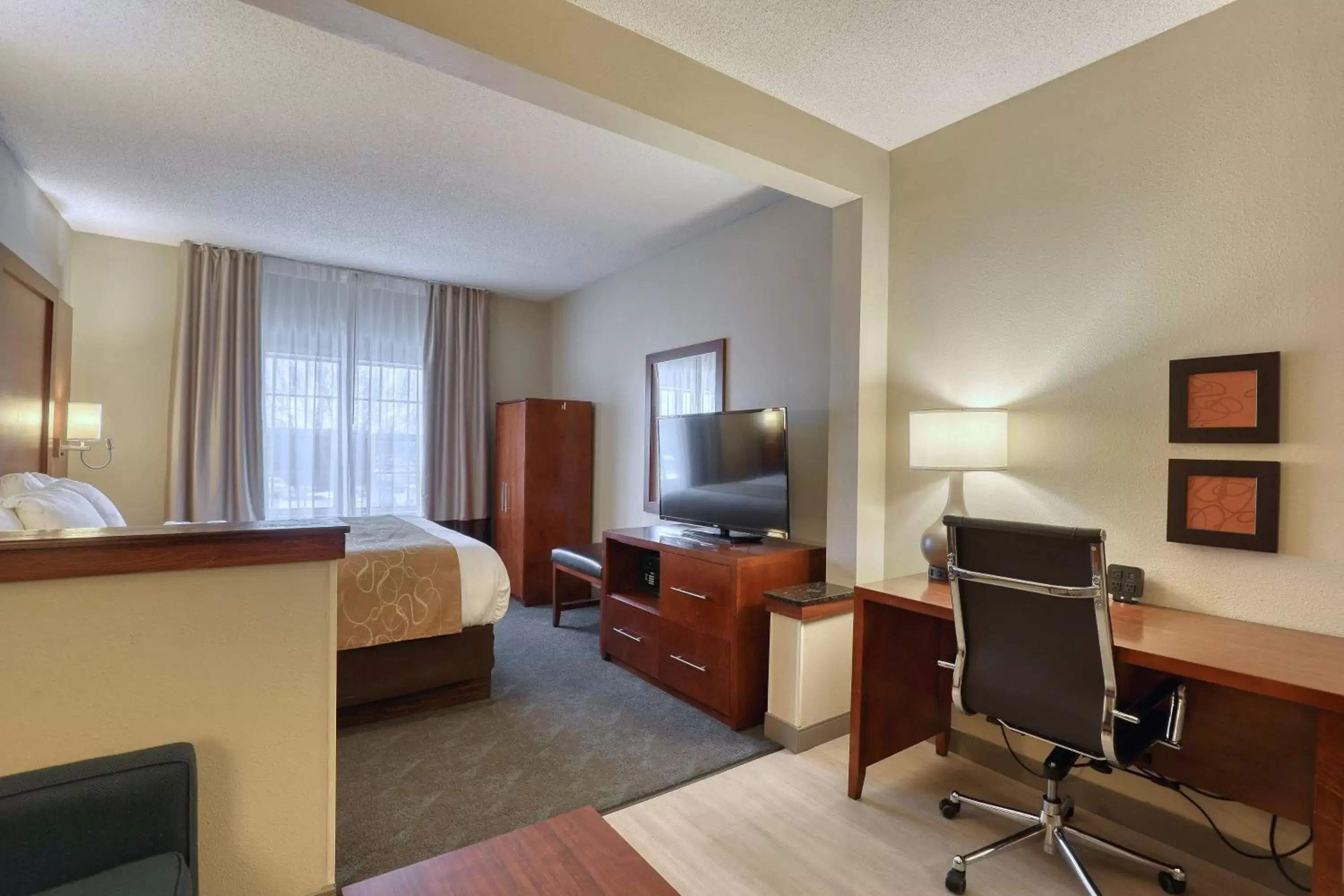 TV/Entertainment Center in Comfort Suites Appleton Airport