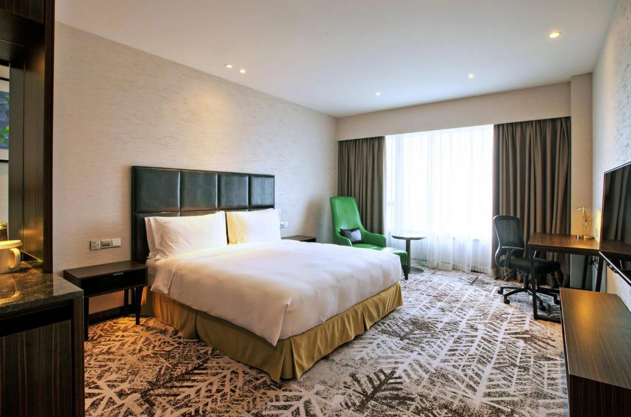Photo of the whole room, Bed in Crowne Plaza Shanghai Jinshan by IHG