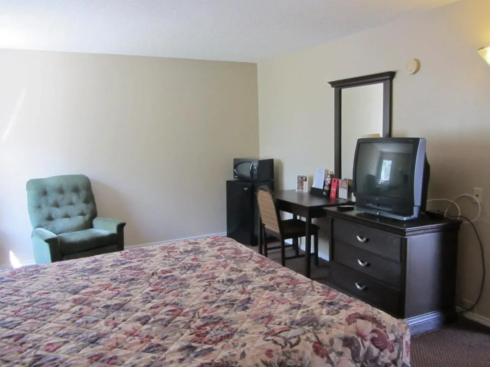 Bed in Super 8 by Wyndham Lubbock Civic Center North Bed in Super 8 by Wyndham Lubbock Civic Center North