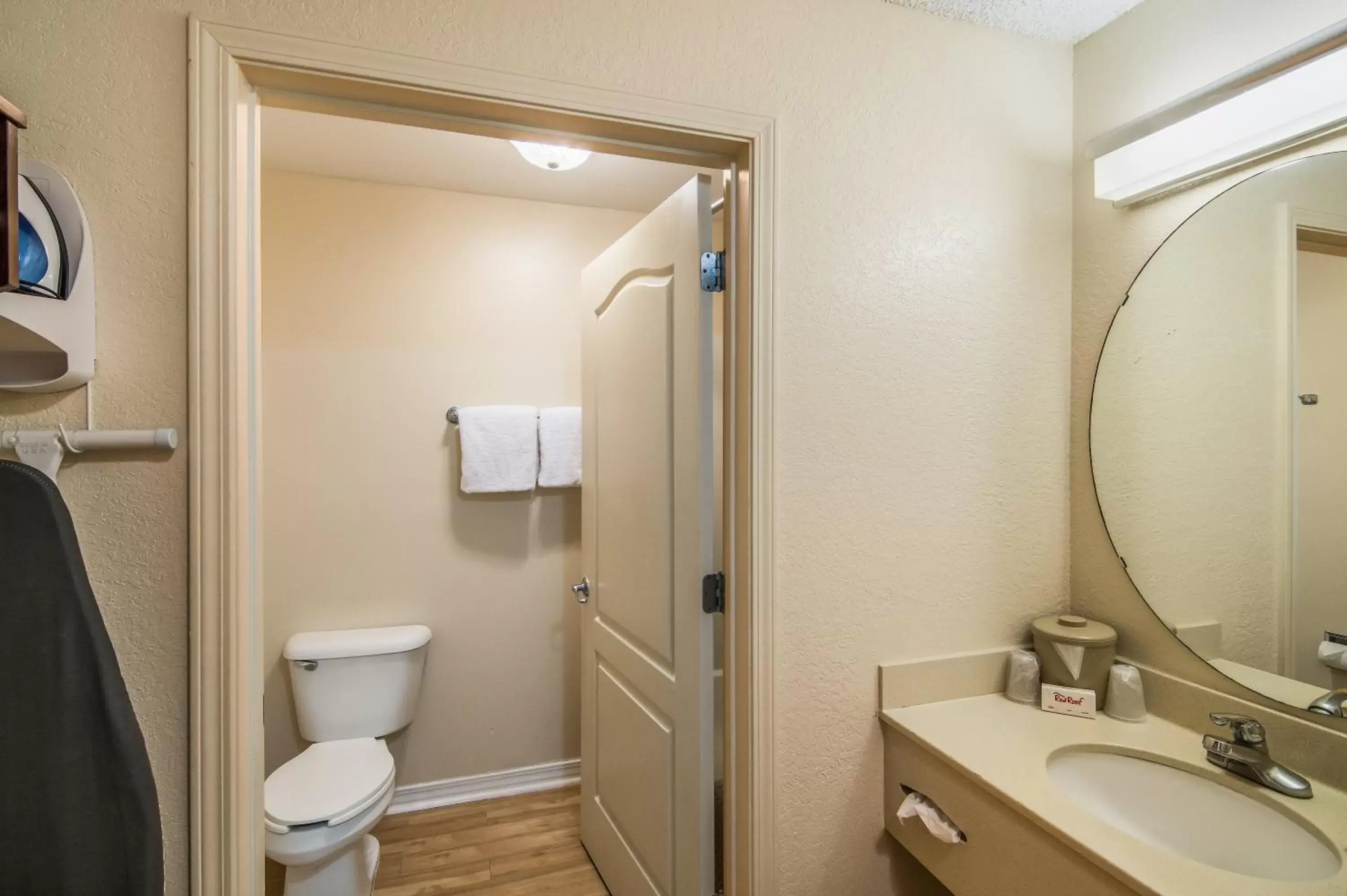 Bathroom in Red Roof Inn & Suites Pensacola East - Milton