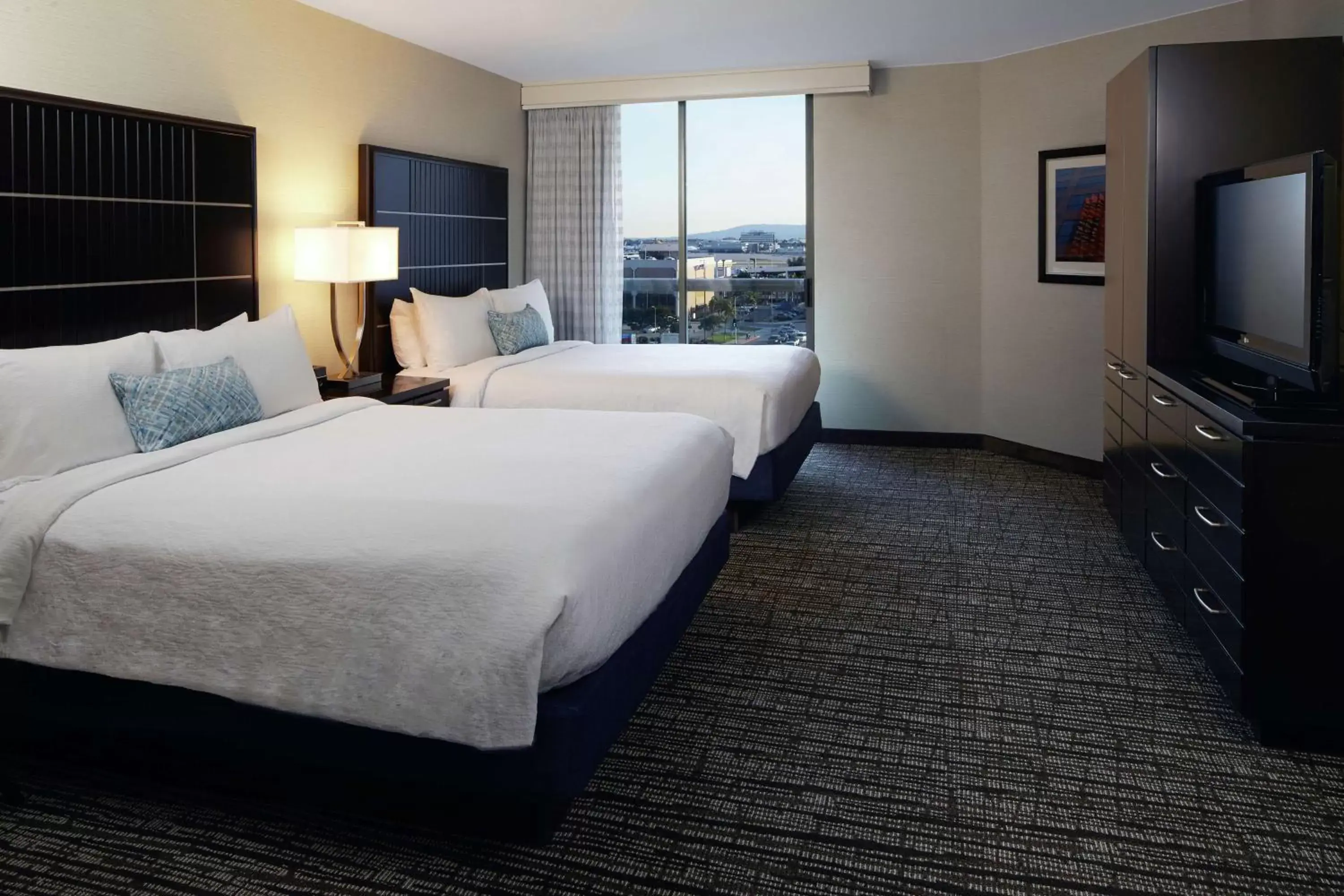 Bed in Embassy Suites Los Angeles - International Airport/North
