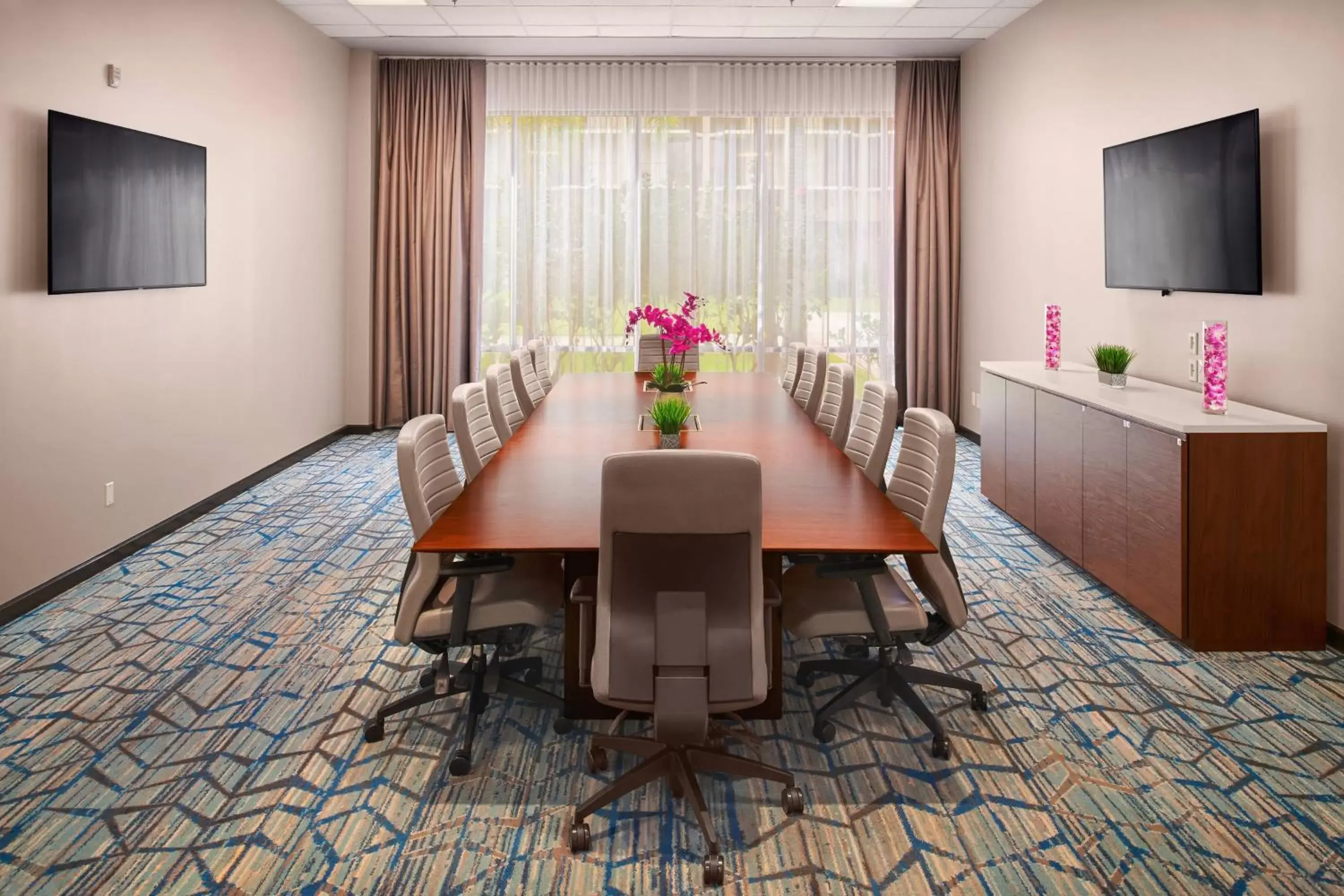 Meeting/conference room, TV/Entertainment Center in Courtyard by Marriott King Kamehameha's Kona Beach Hotel