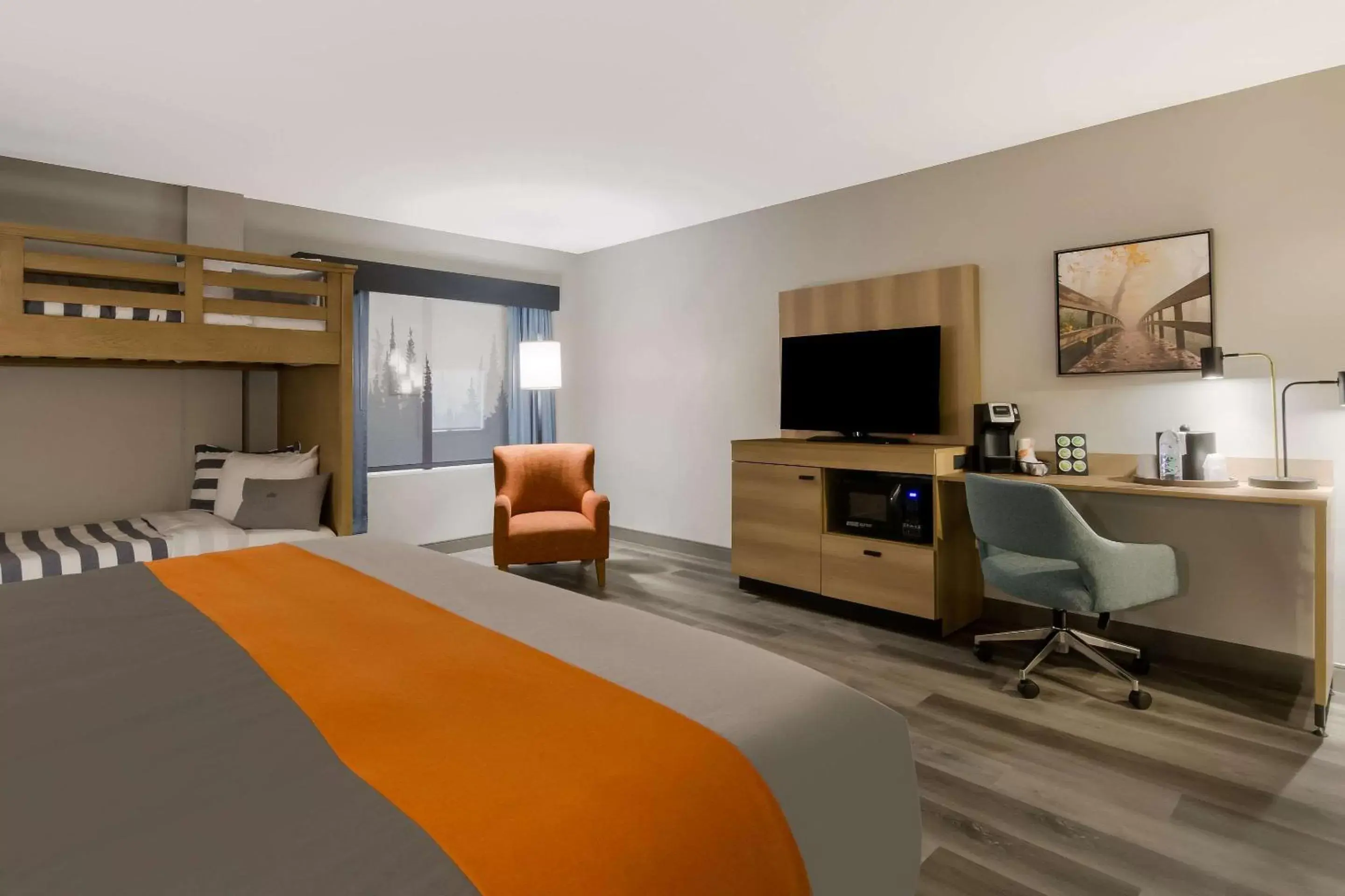 Bedroom, TV/Entertainment Center in Graystone Lodge, Ascend Hotel Collection